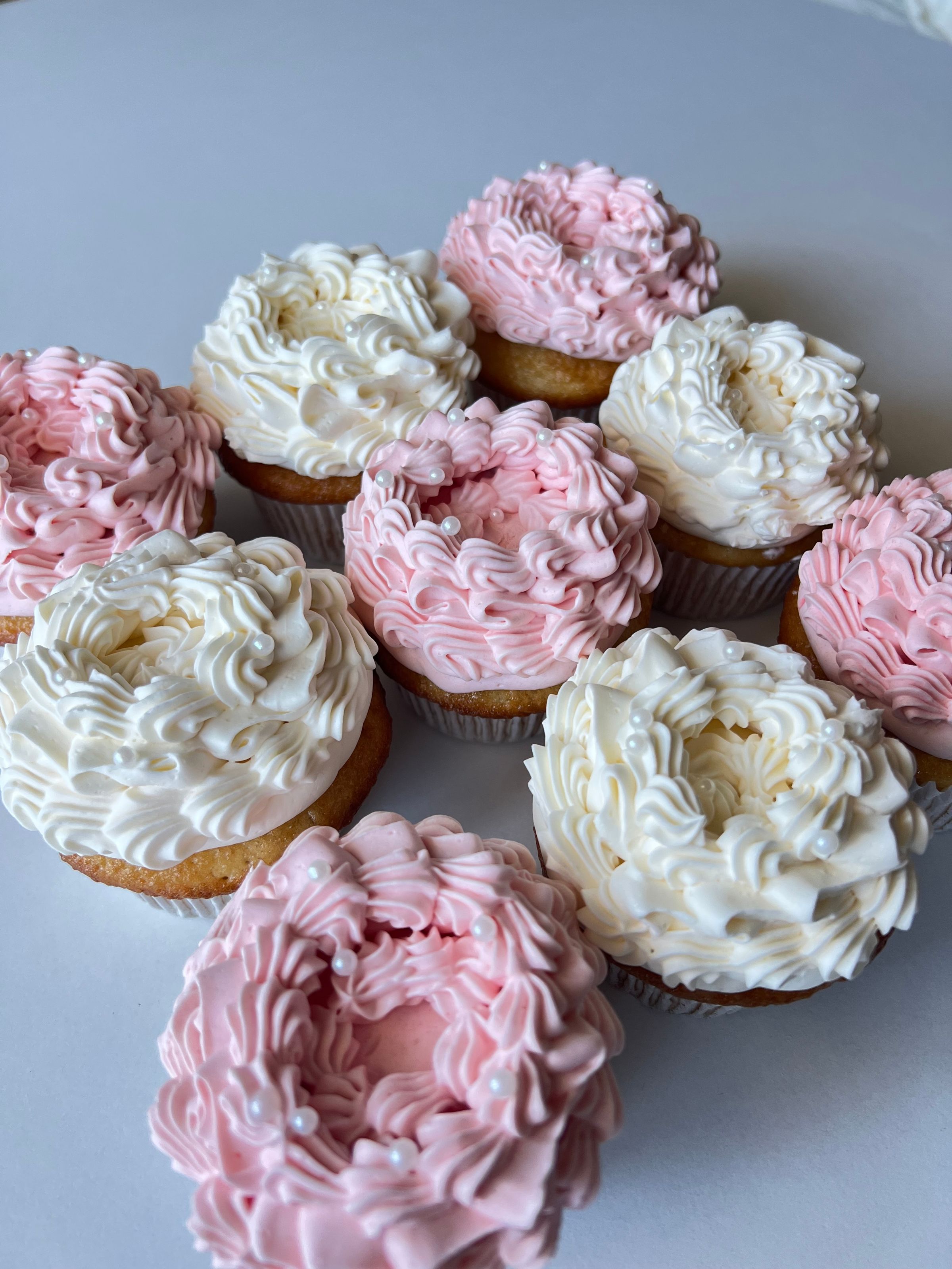 Vintage Piping Cupcakes