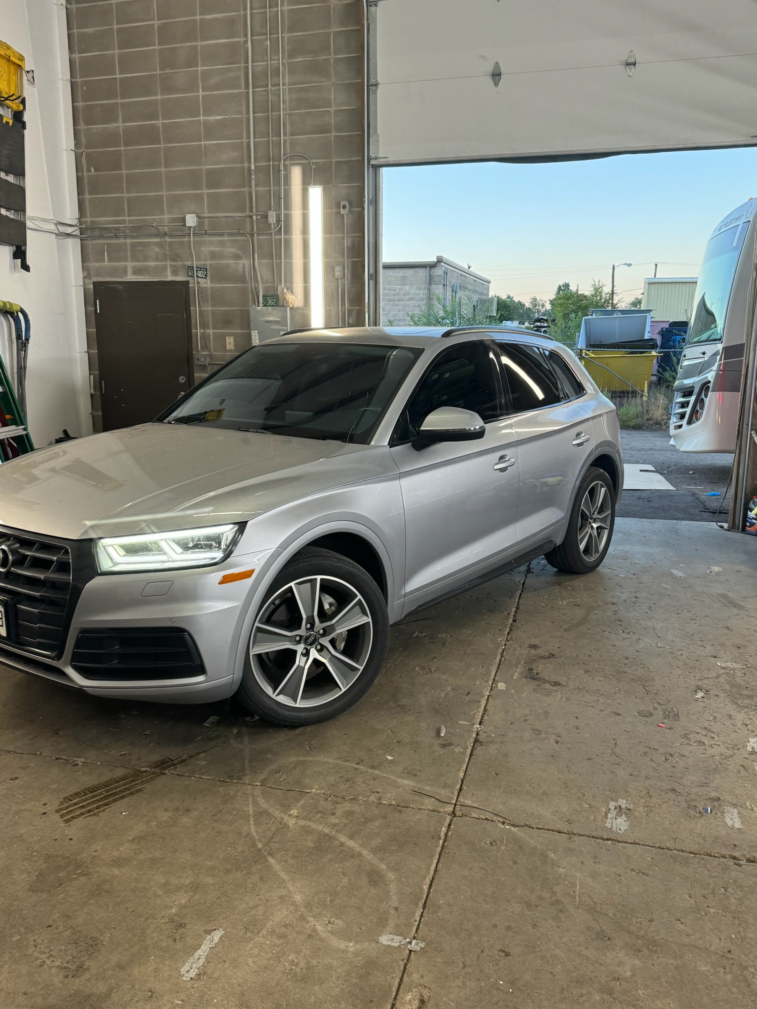 Master glass and tint Company's image