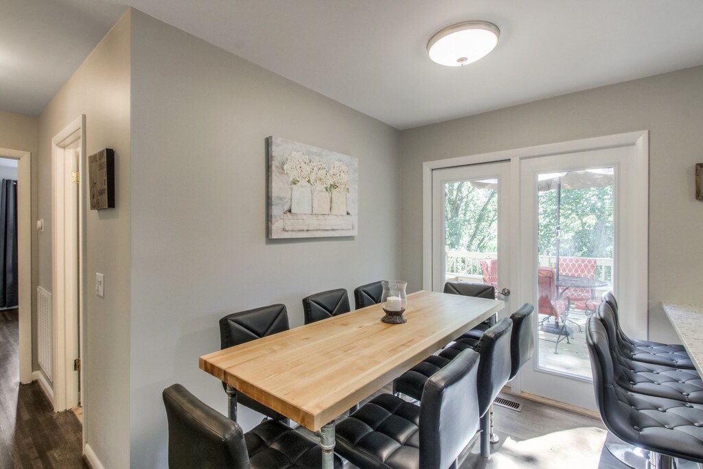dining room seating for 8 at table