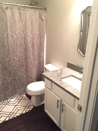 2nd full bath with tub/shower combo and granite countertop