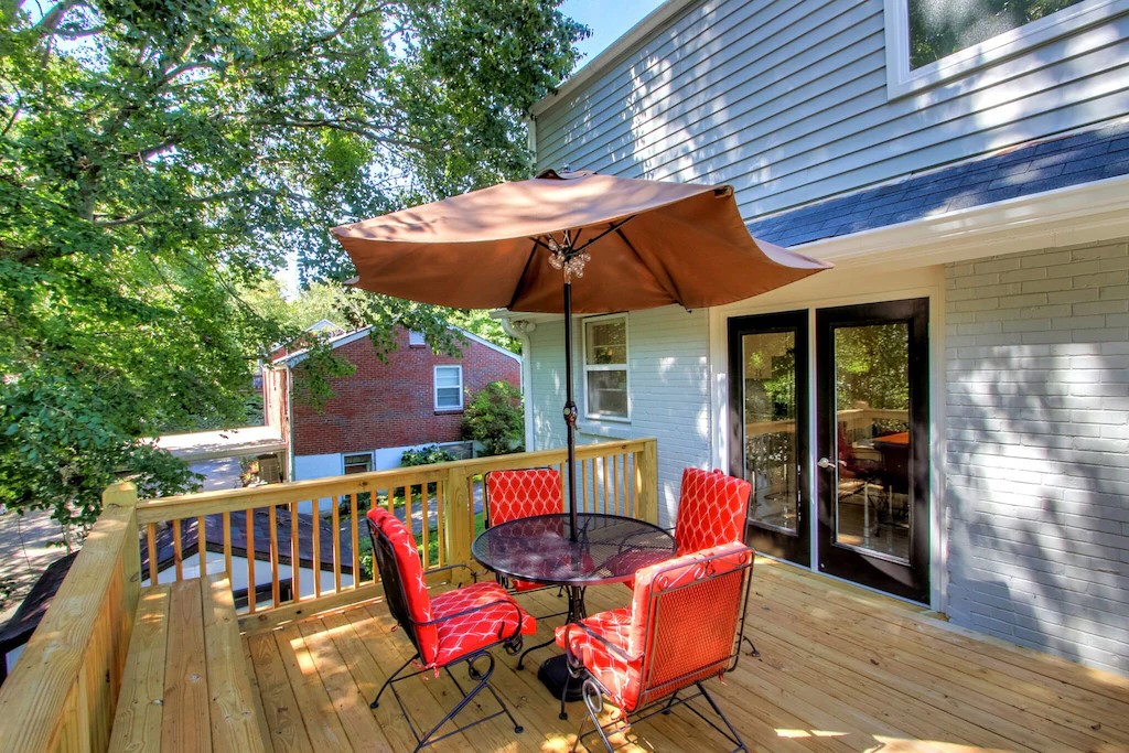 entrance to dining/kitchen from deck