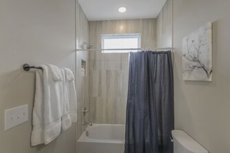 2nd floor suite tub/shower 