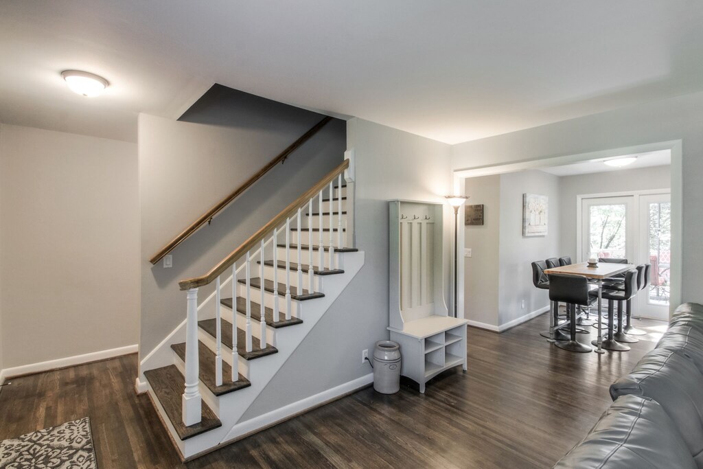 stairway to top floor master and queen quest room