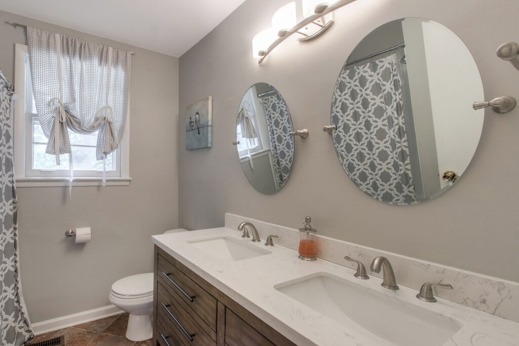 main floor bath with shower/tub for bunk room and twin room