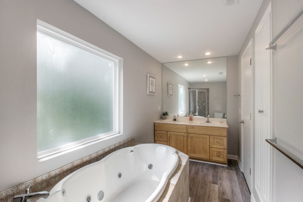 master bath jacuzzi tub shared with queen room