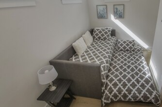 additional trundle bed providing 2 twin beds