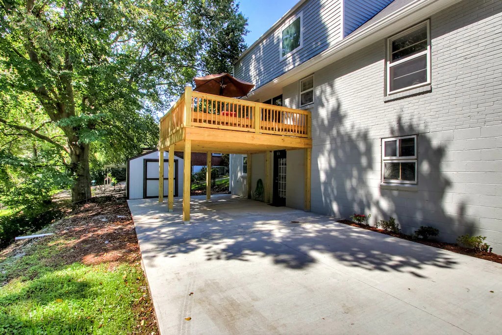 deck with additional parking