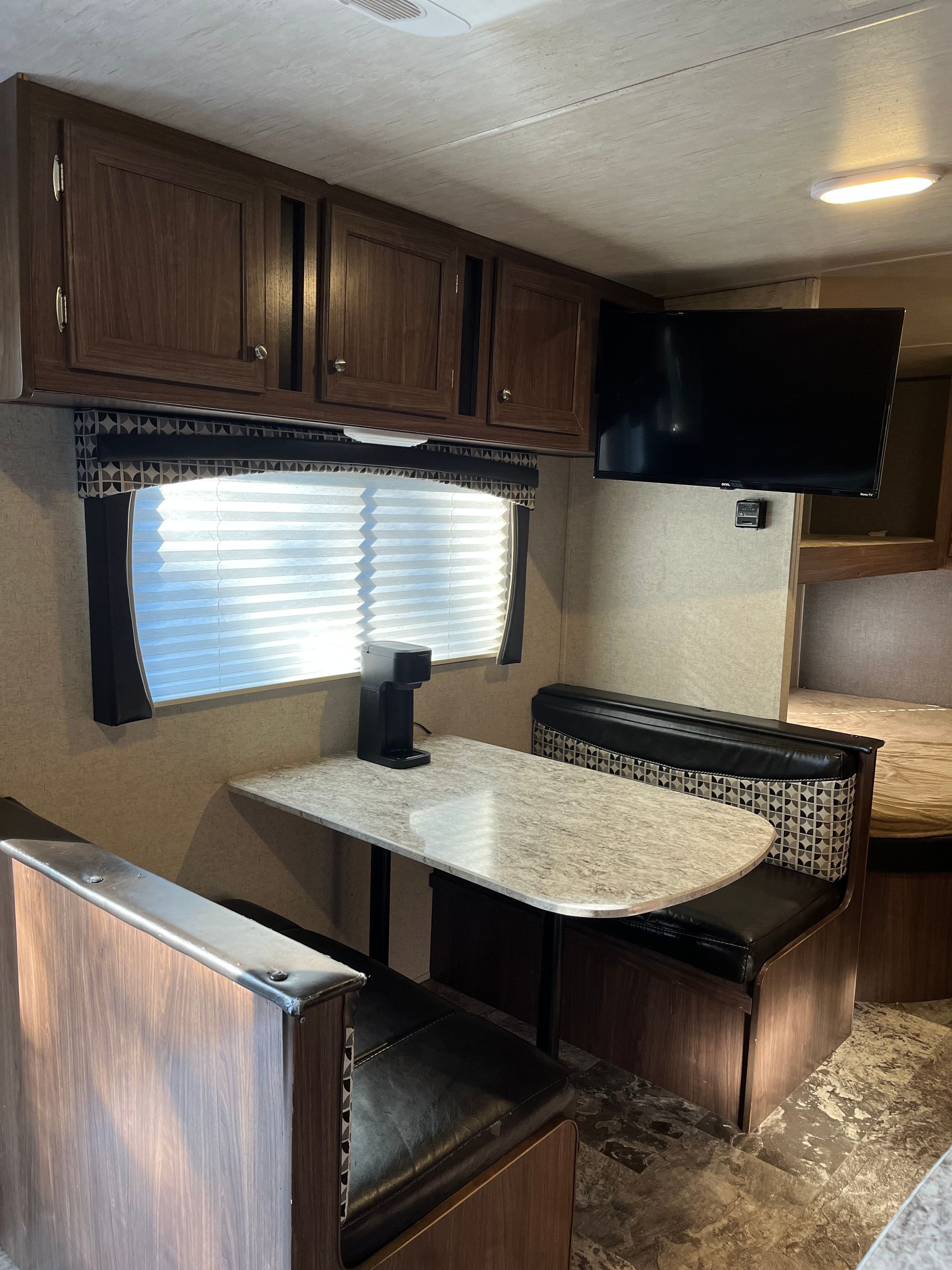 rvcamperrentalsllc.com's image