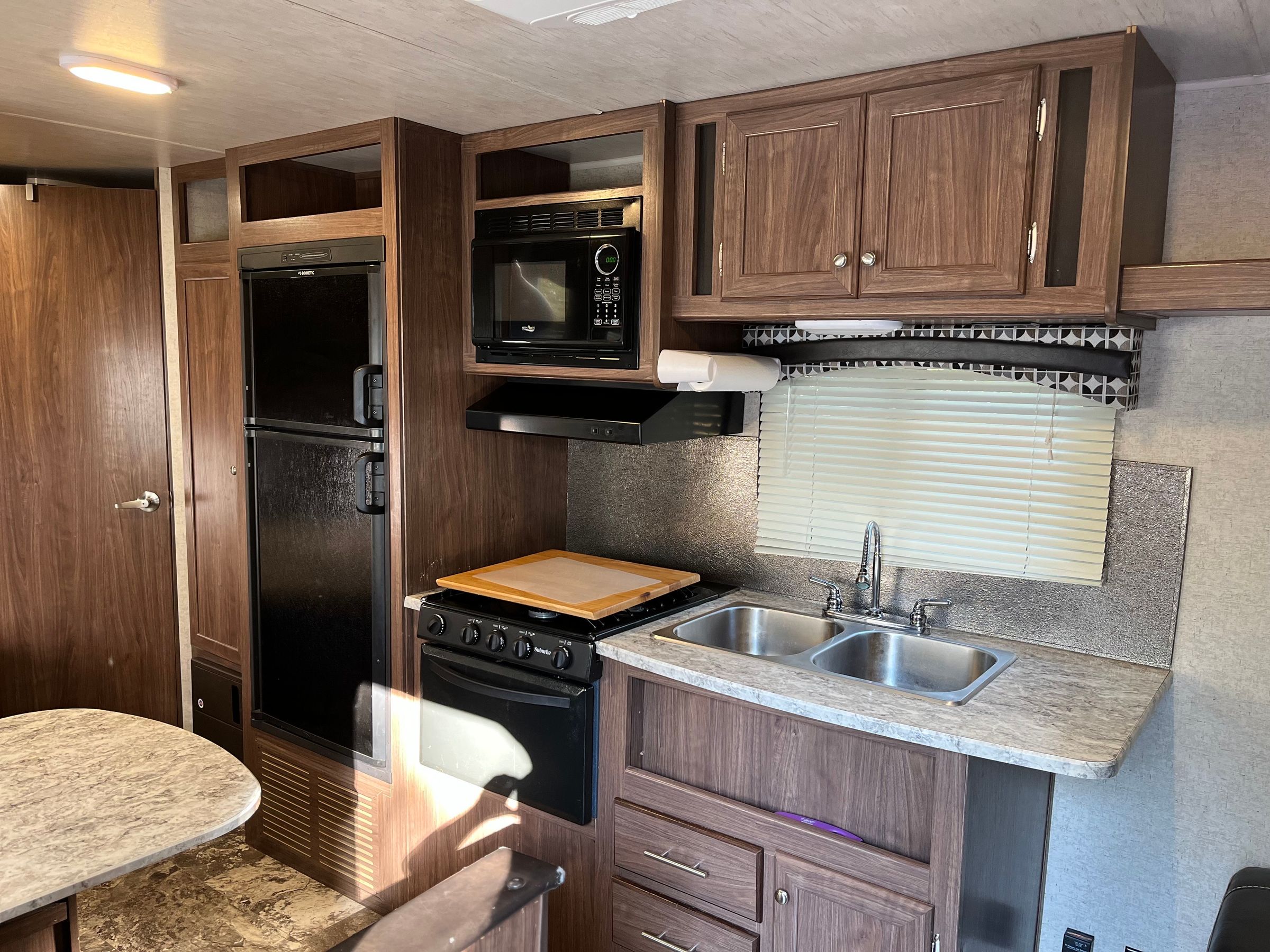 rvcamperrentalsllc.com's image