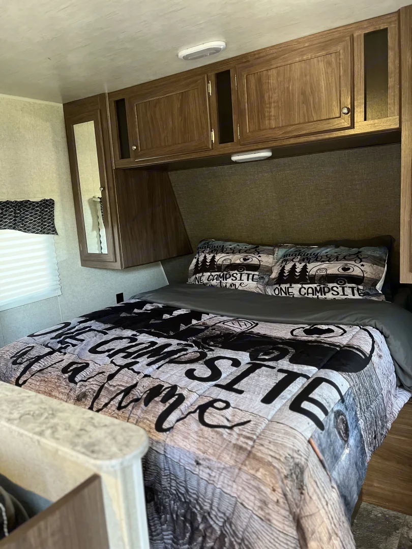 rvcamperrentalsllc.com's image