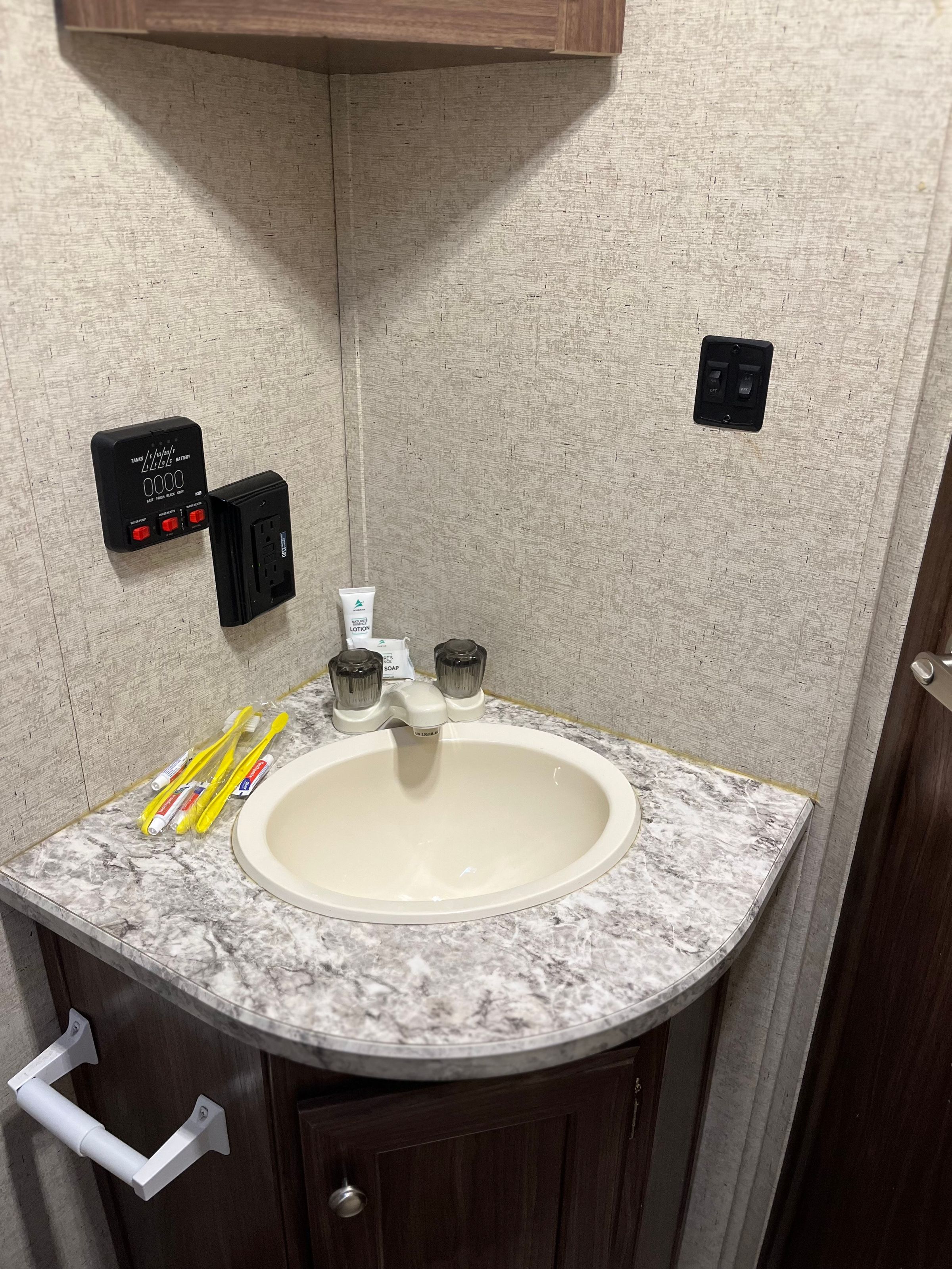 rvcamperrentalsllc.com's image