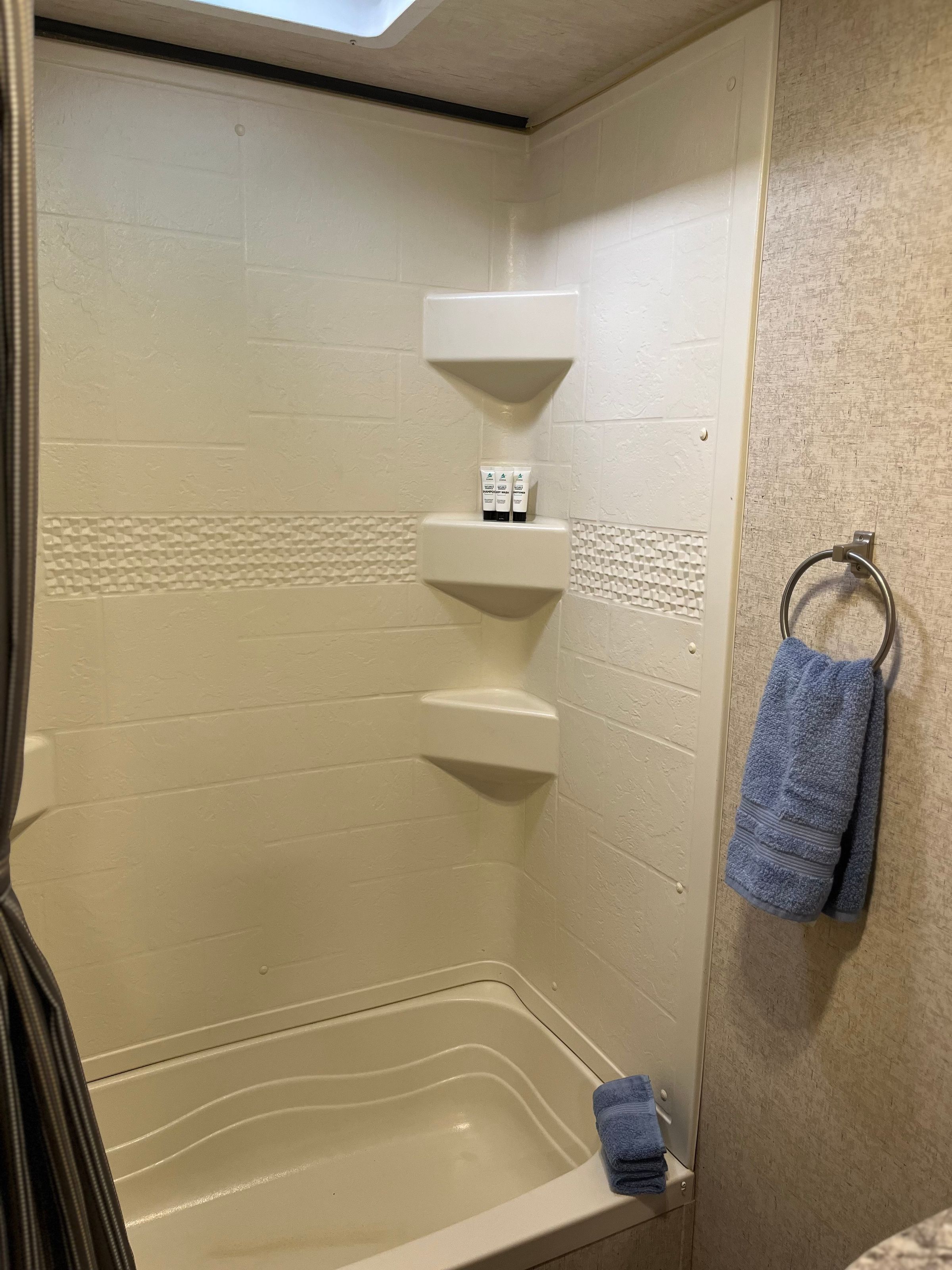 rvcamperrentalsllc.com's image