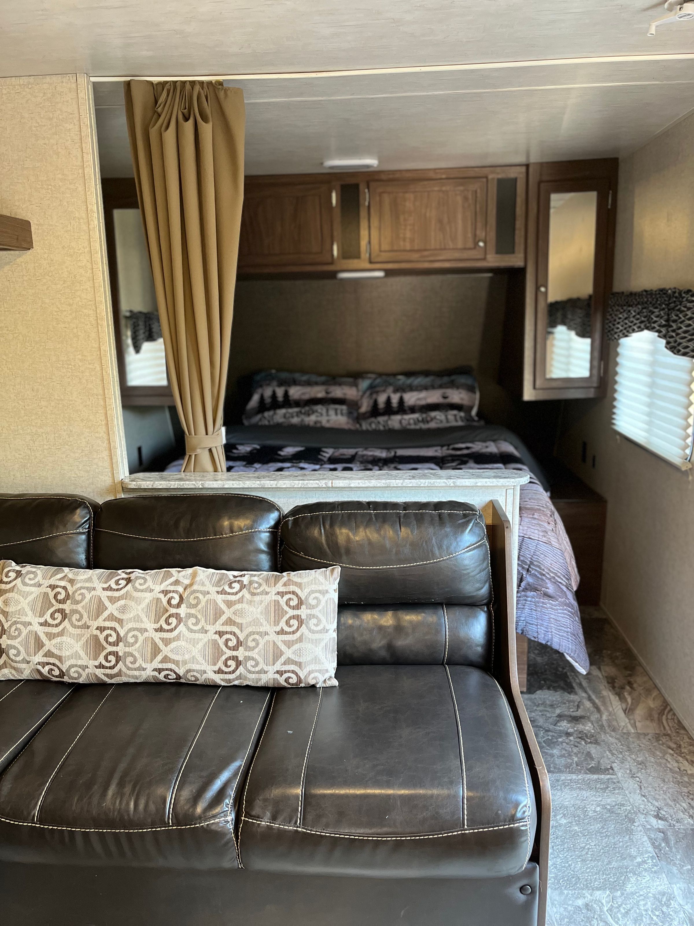 rvcamperrentalsllc.com's image