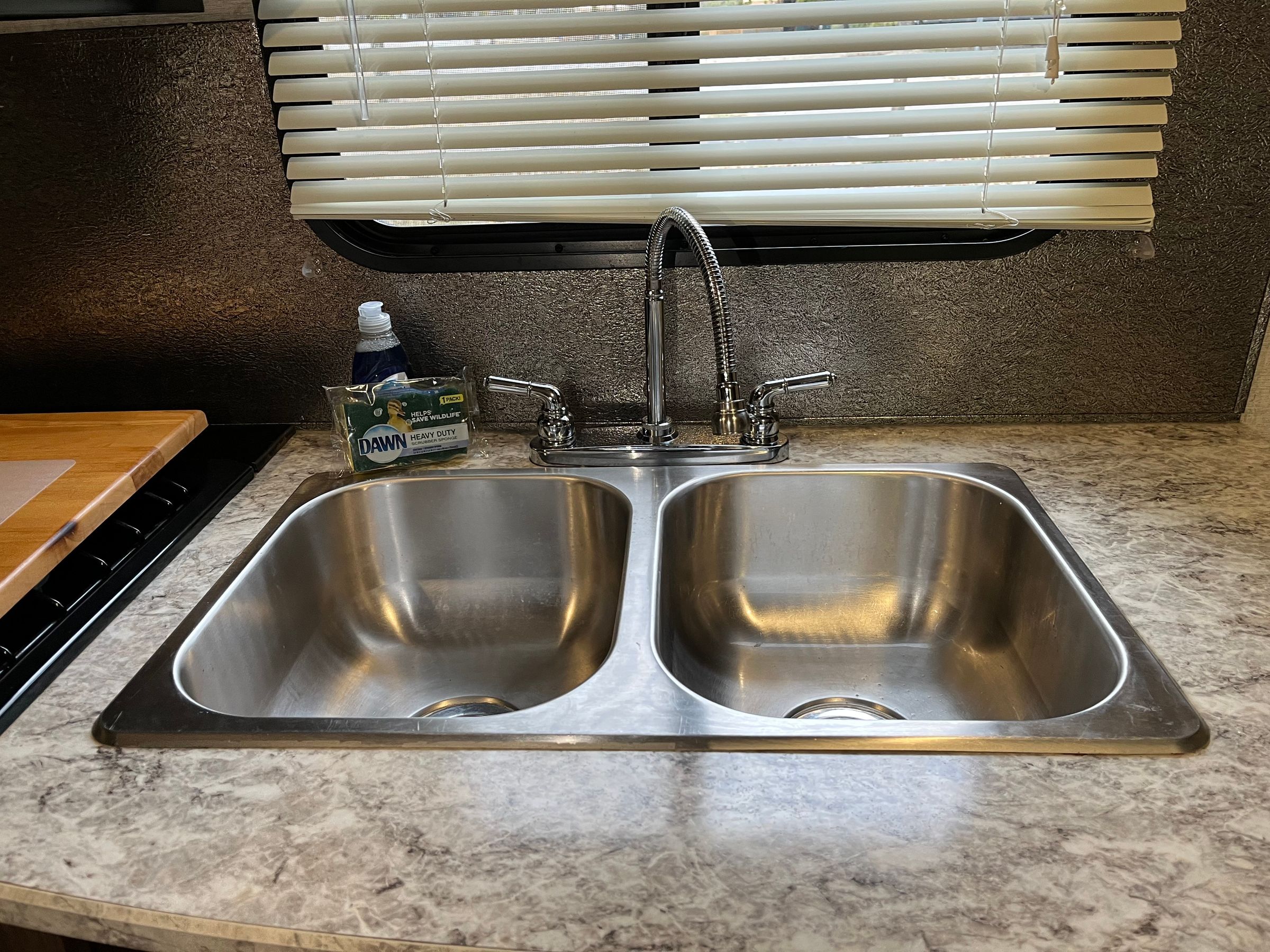 rvcamperrentalsllc.com's image