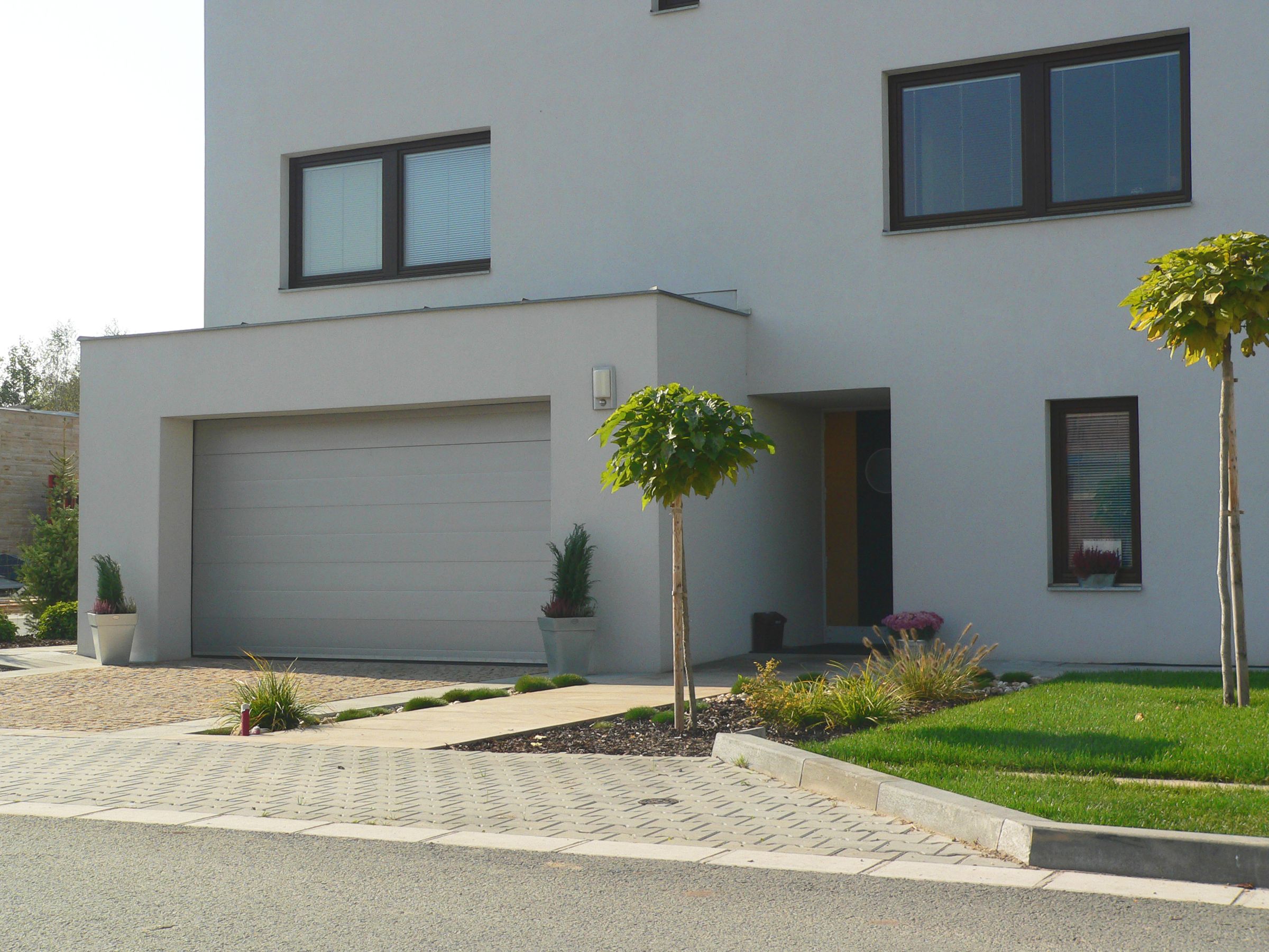 REK Bílskúrshurðir og Iðnaðarhurðir's image