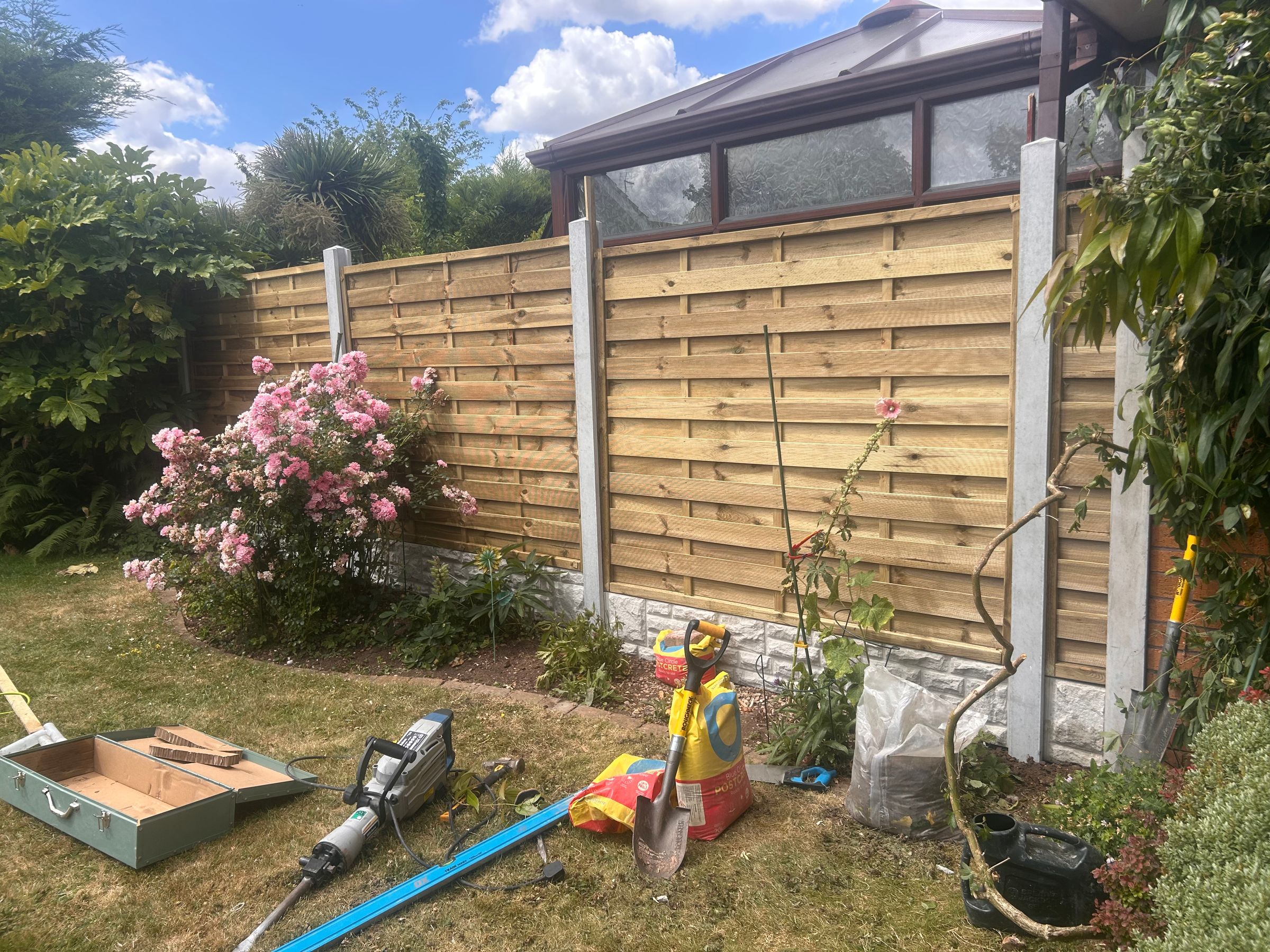 rw HANDYMAN SERVICES 's image