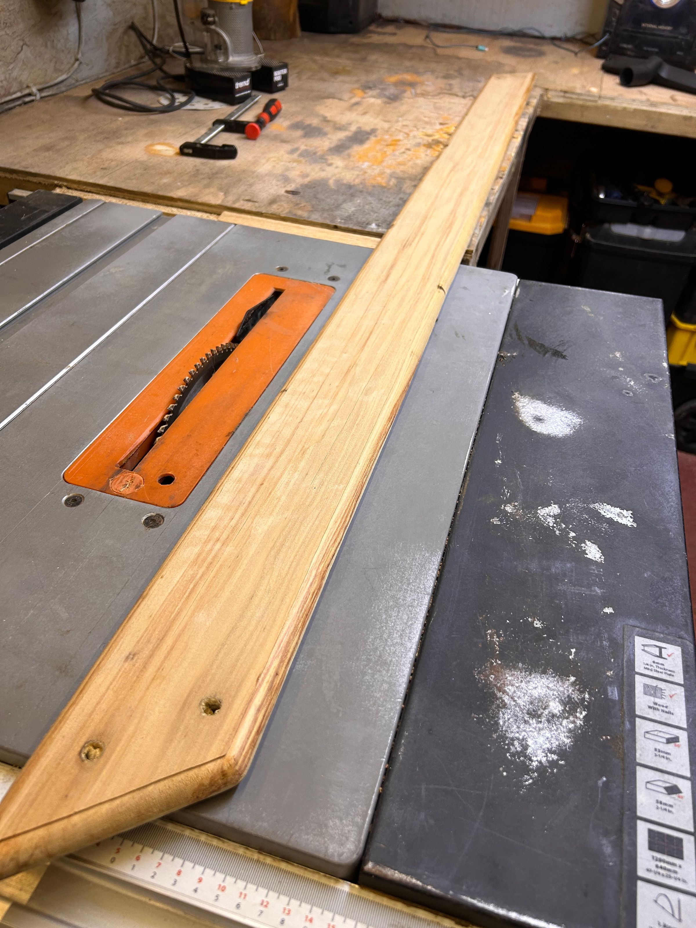 rw HANDYMAN SERVICES 's image