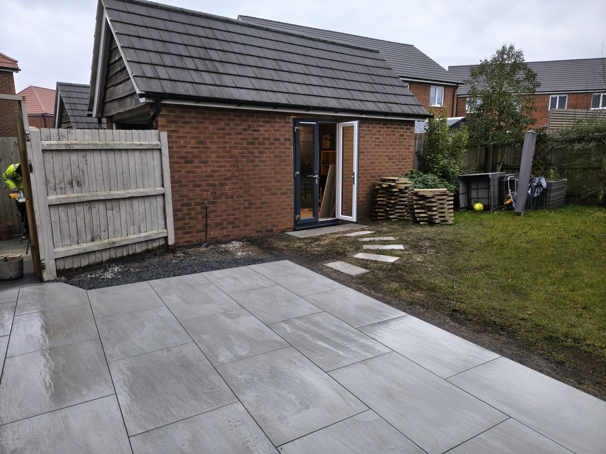 rw HANDYMAN SERVICES 's image