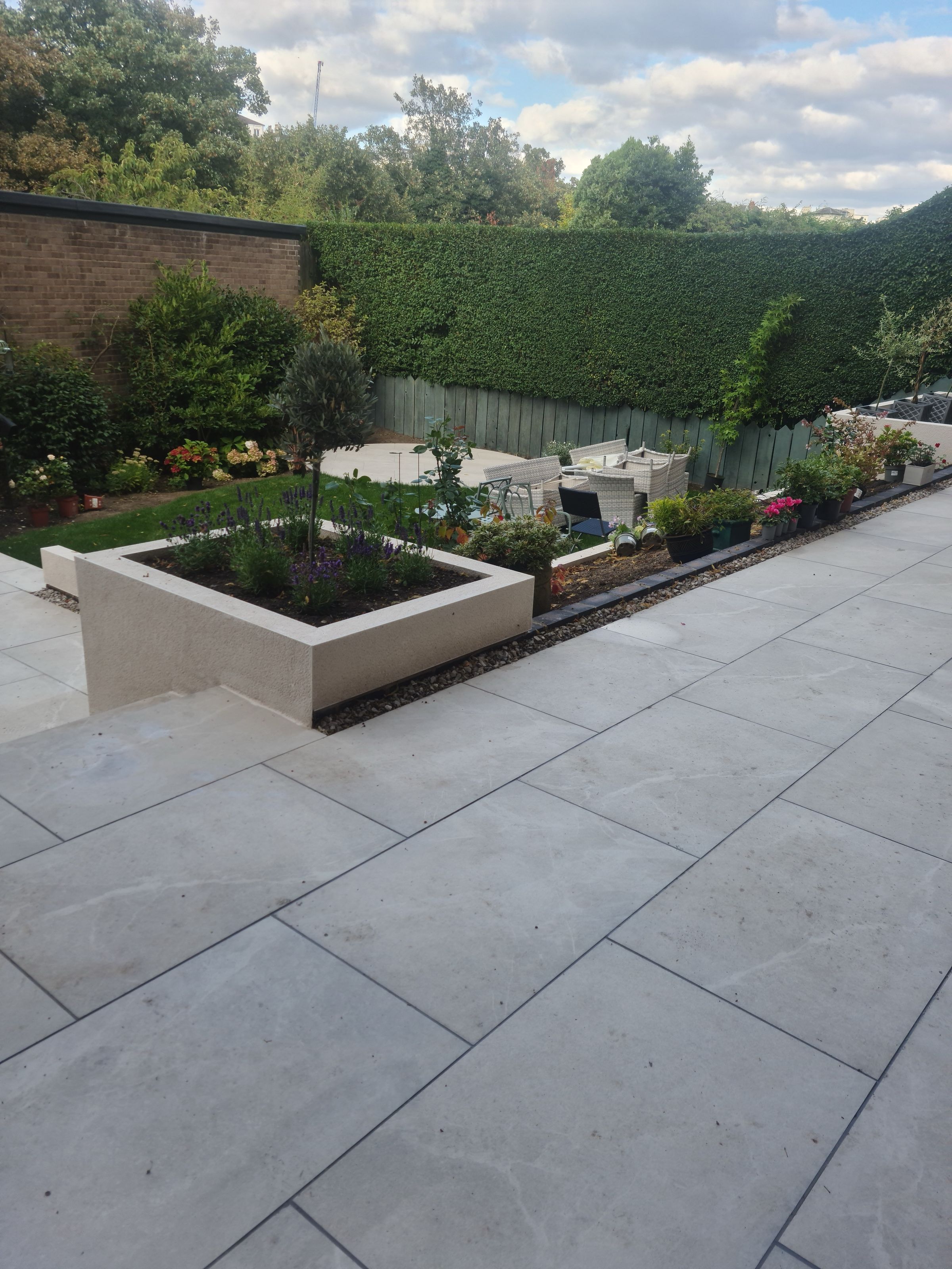 rw HANDYMAN SERVICES 's image