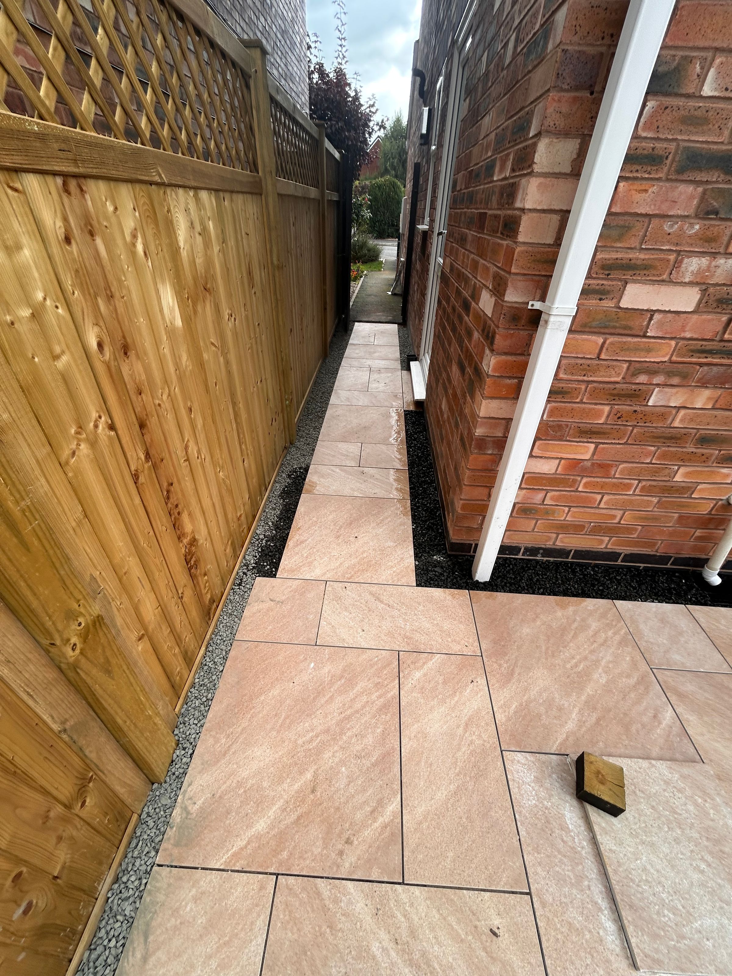 rw HANDYMAN SERVICES 's image