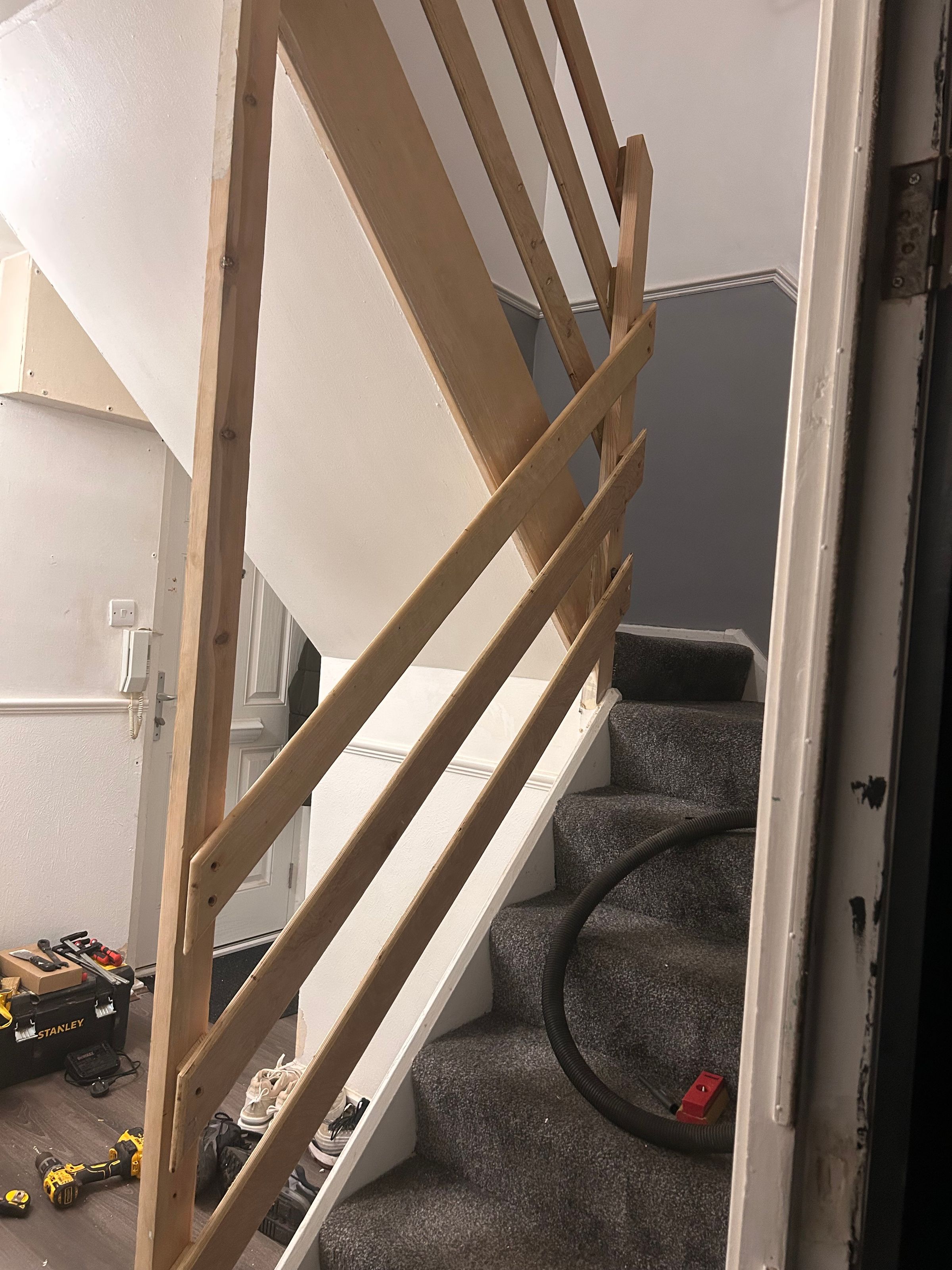 rw HANDYMAN SERVICES 's image