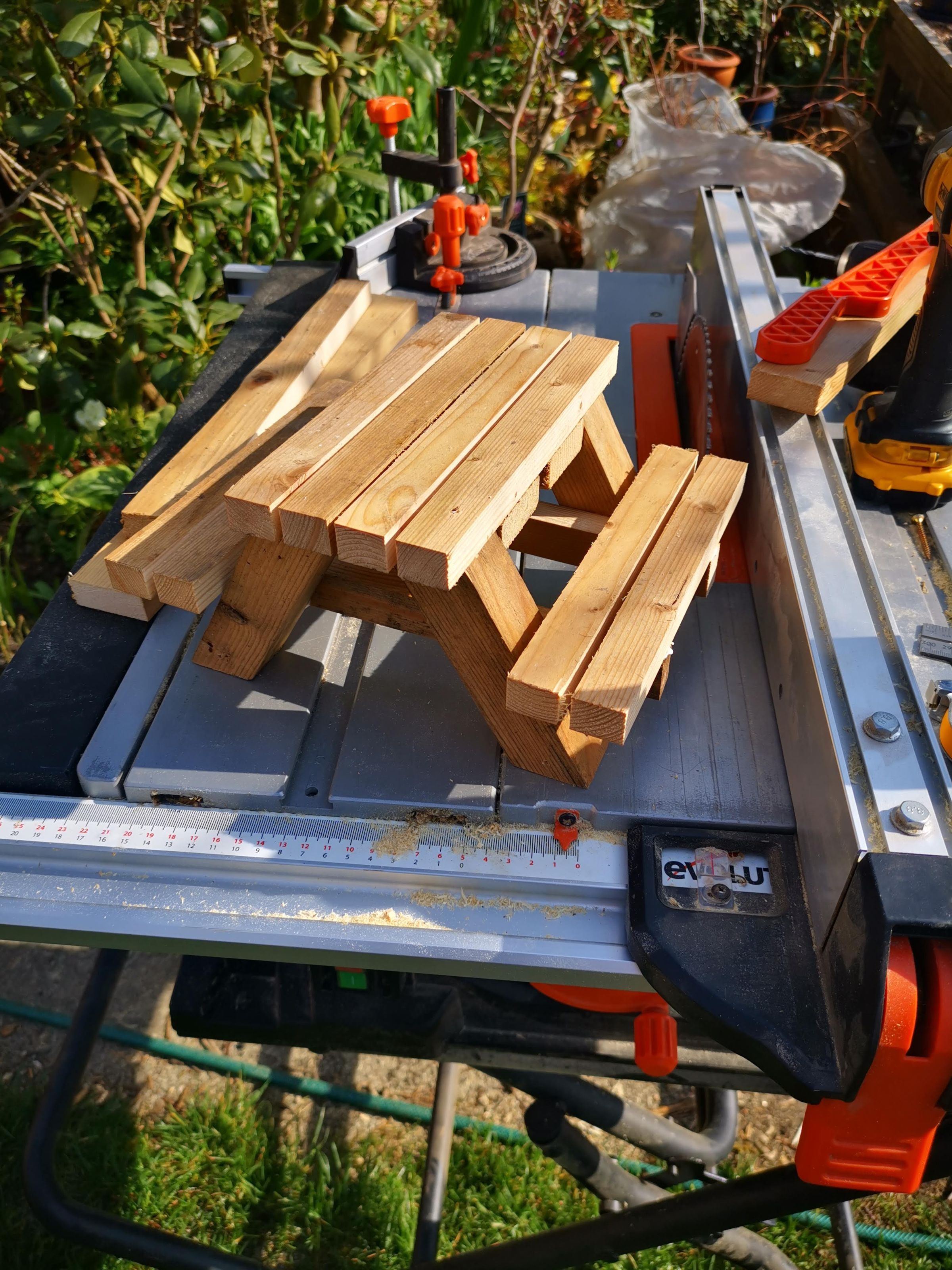 rw HANDYMAN SERVICES 's image