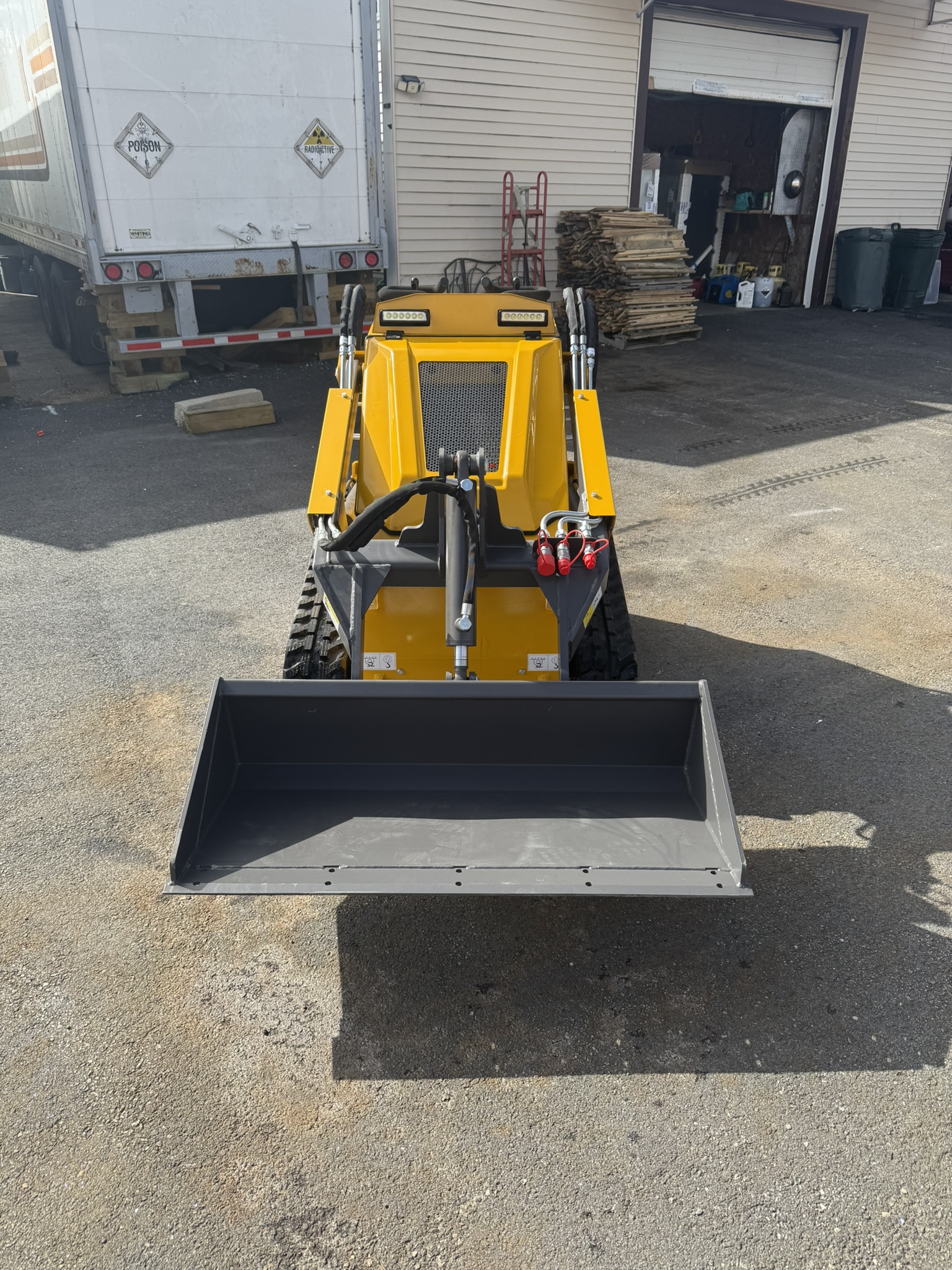 LHY480 Stand on Skid Bucket