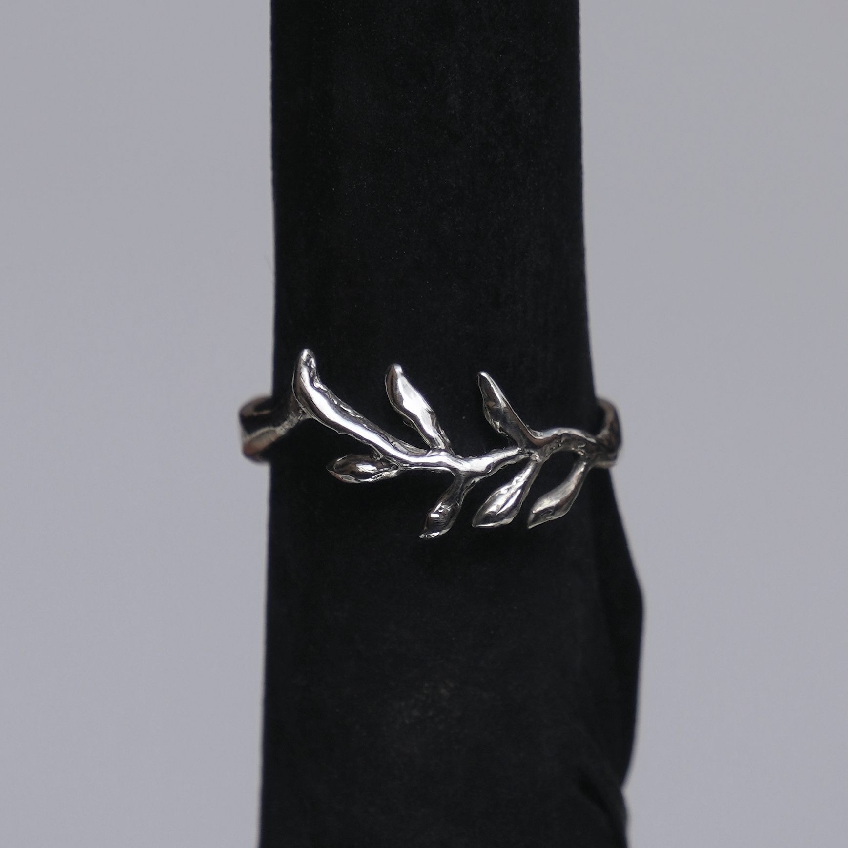 Rama con hojas. $880