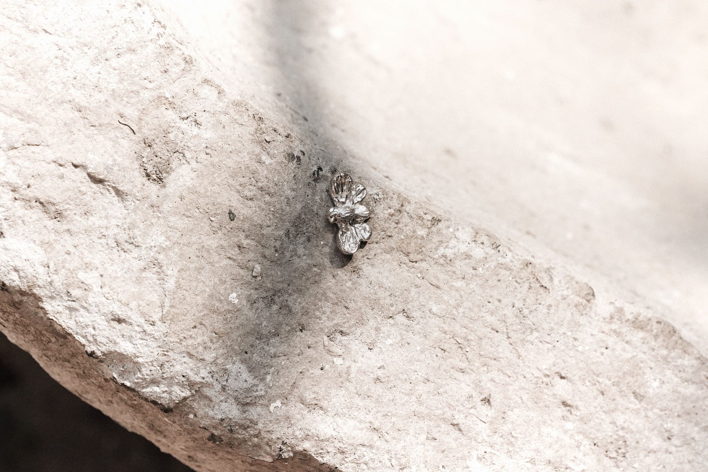 Abejita de plata (1cm de ancho)