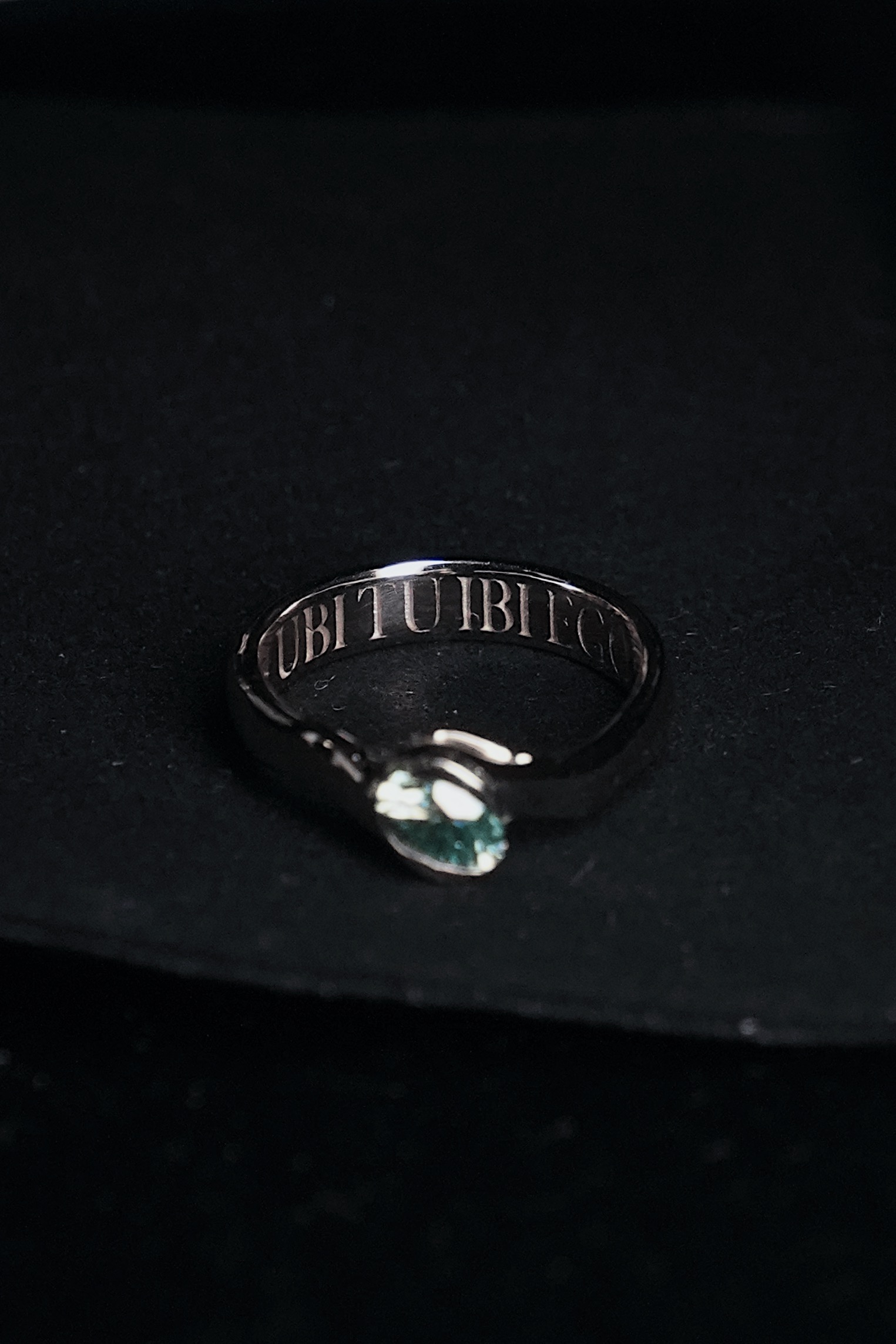 Anillo de promesa, oro blanco 14k, Moissanita turquesa.