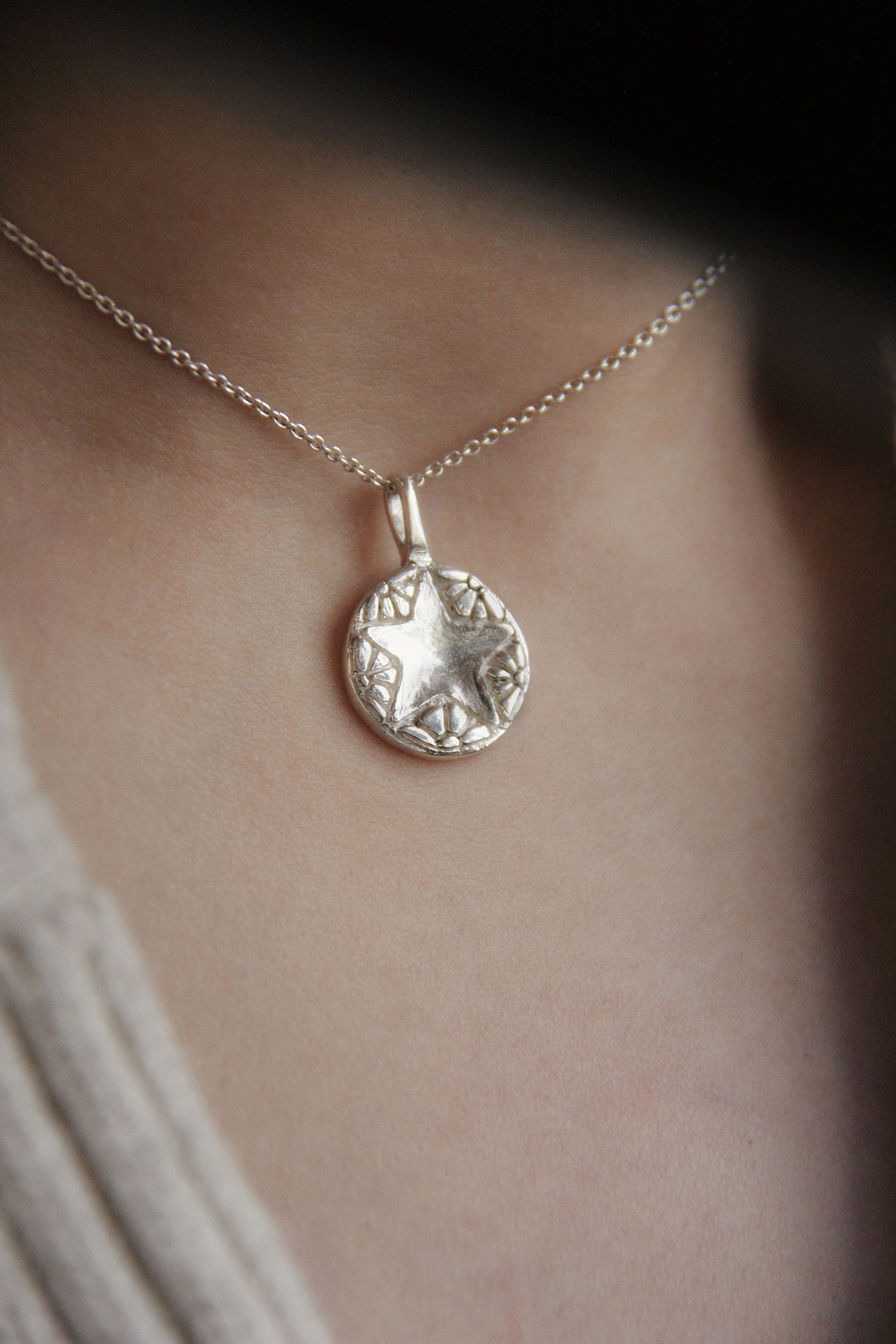 Dije estrella C/flores. $950