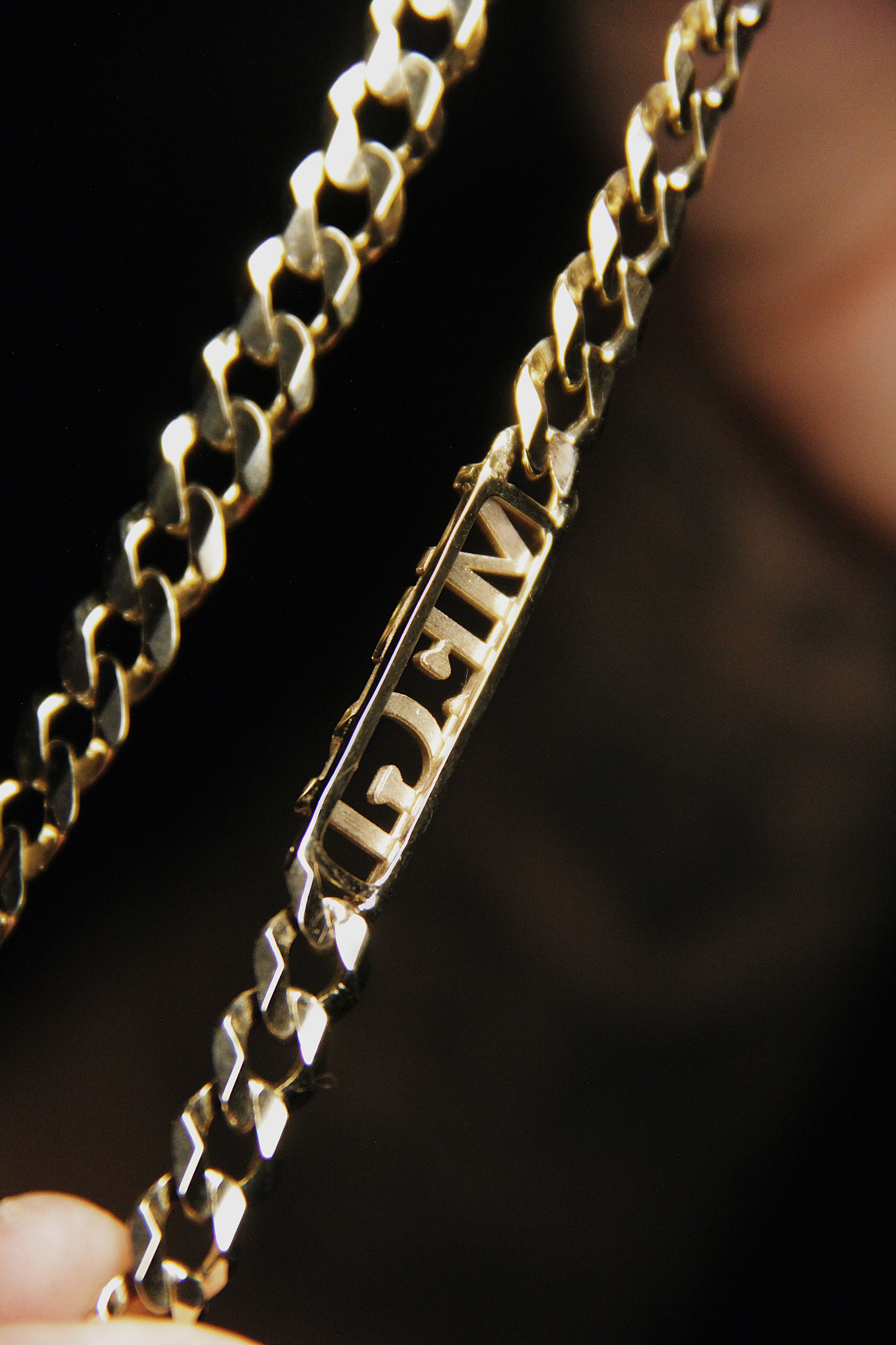 Diseño de iniciales en oro de 10k para cadena.