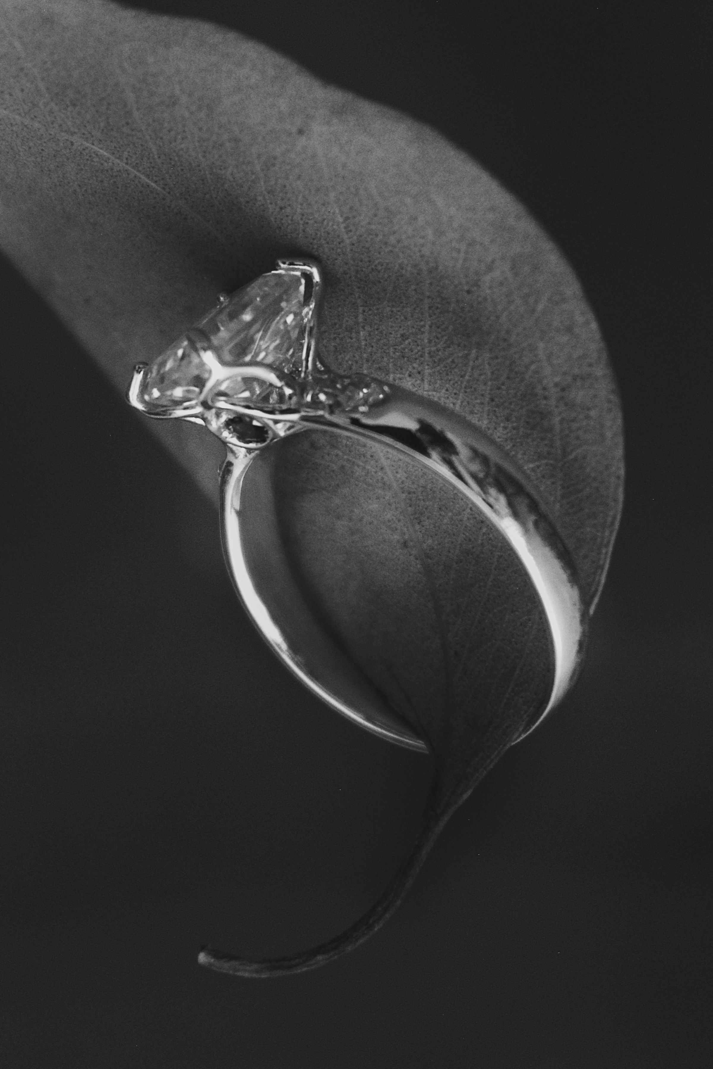 Anillo de compromiso, Moissanita, Diamante natural y Zafiros, oro 10k.