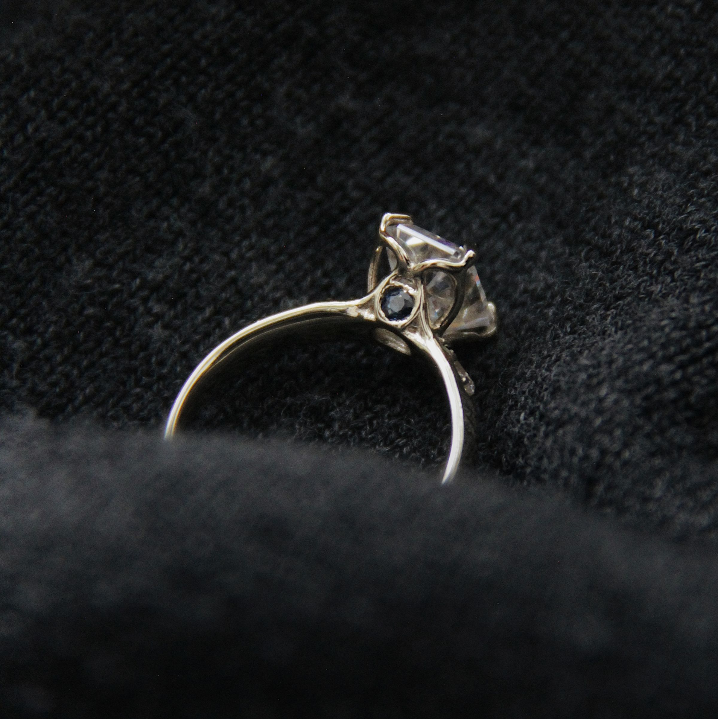 Anillo de compromiso, Moissanita, Diamante natural y Zafiros, oro 10k.