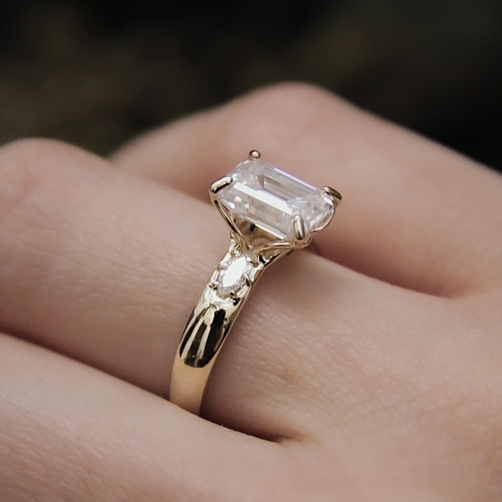 Anillo de compromiso, Moissanita, Diamante natural y Zafiros, oro 10k.