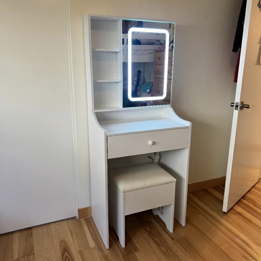 Vanity Table with Mirror Assembly