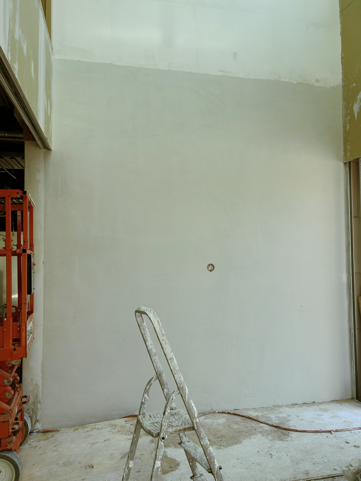 Pelikan Amsterdam project additional work namely the connection of the upper wall with the valley by leveling it with the sokolik and preparing the window frame for window