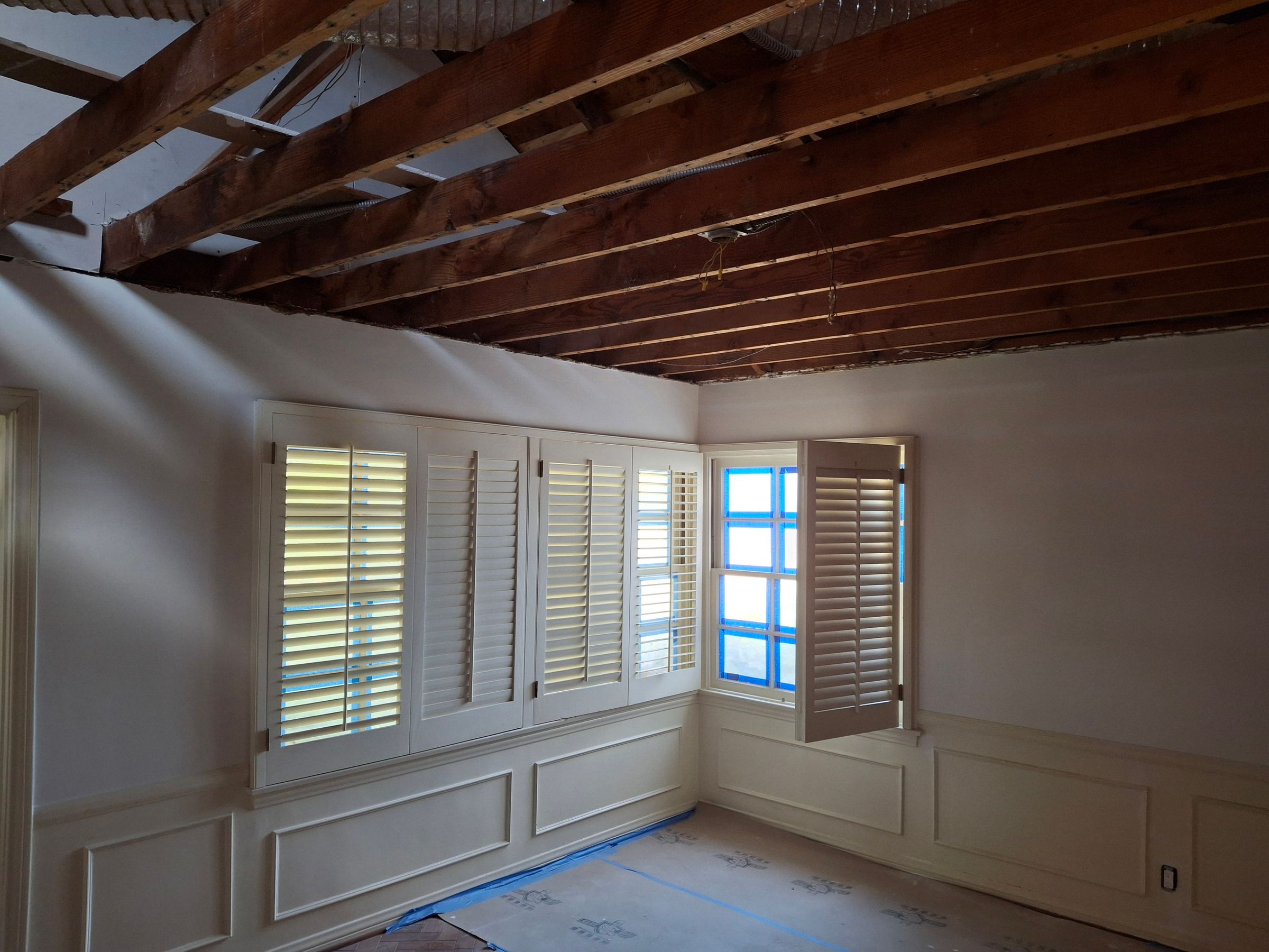 Living room renovation – exposed beams and wall restoration process