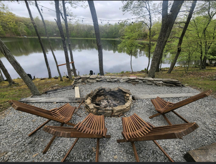 The Blue Canoe Lakehouse's image
