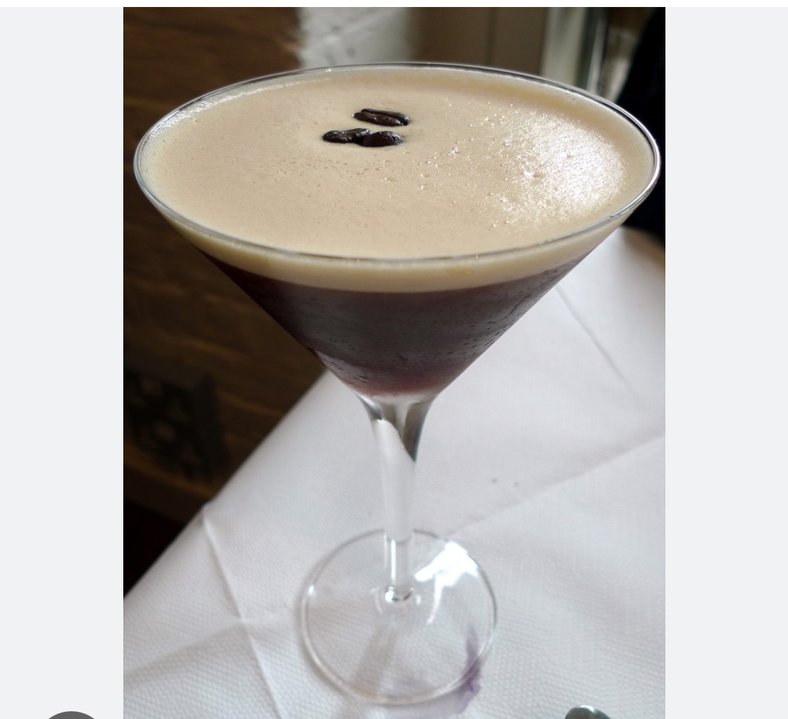 cocktail classique espresso martini préparé avec soin par mixologue expérimenté à Montréal – Le Free Spirite, service de bar mobile
