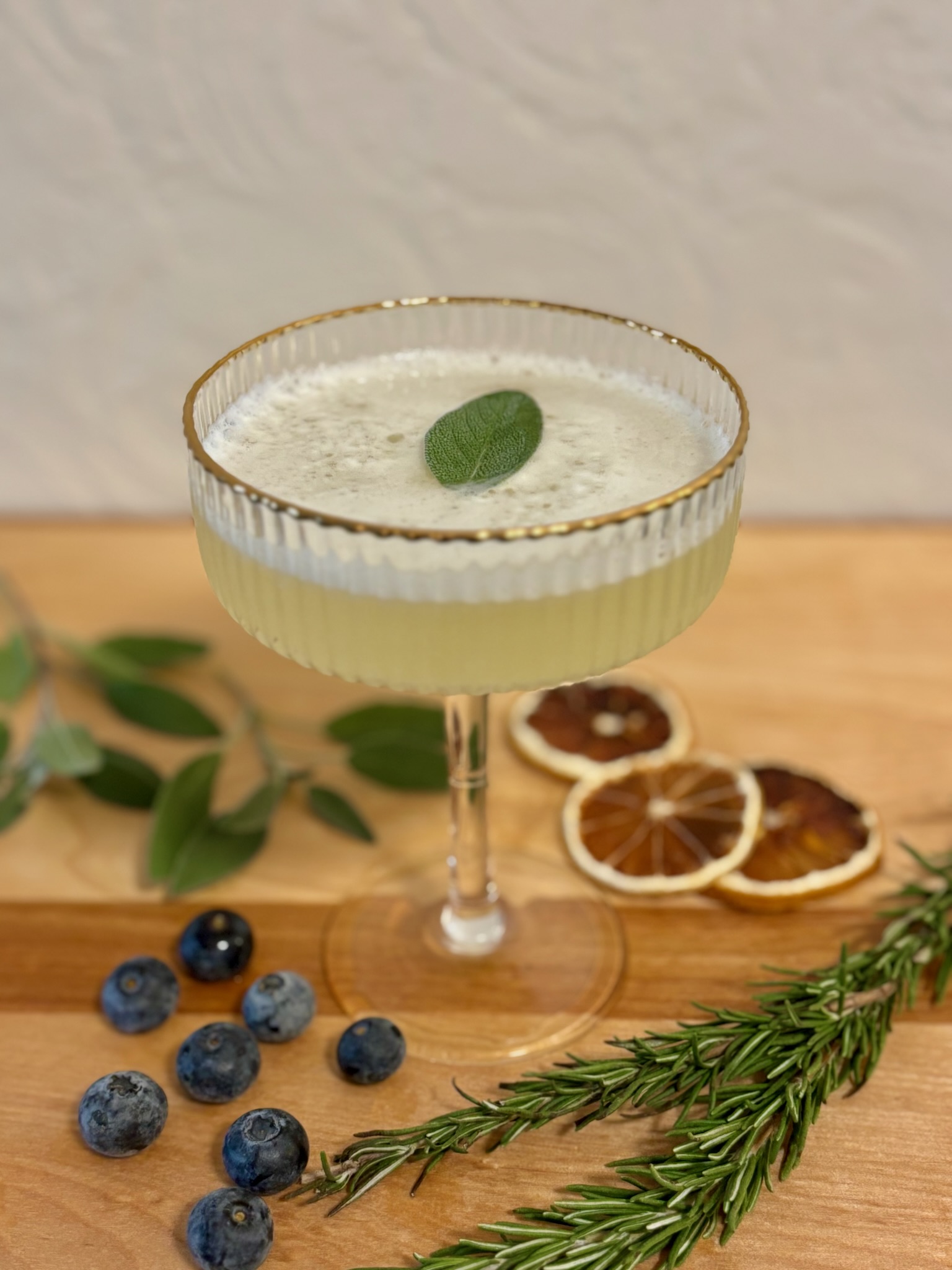 Mixologue professionnel créant un cocktail sur mesure à Montréal – Le Free Spirite, service de bar mobile