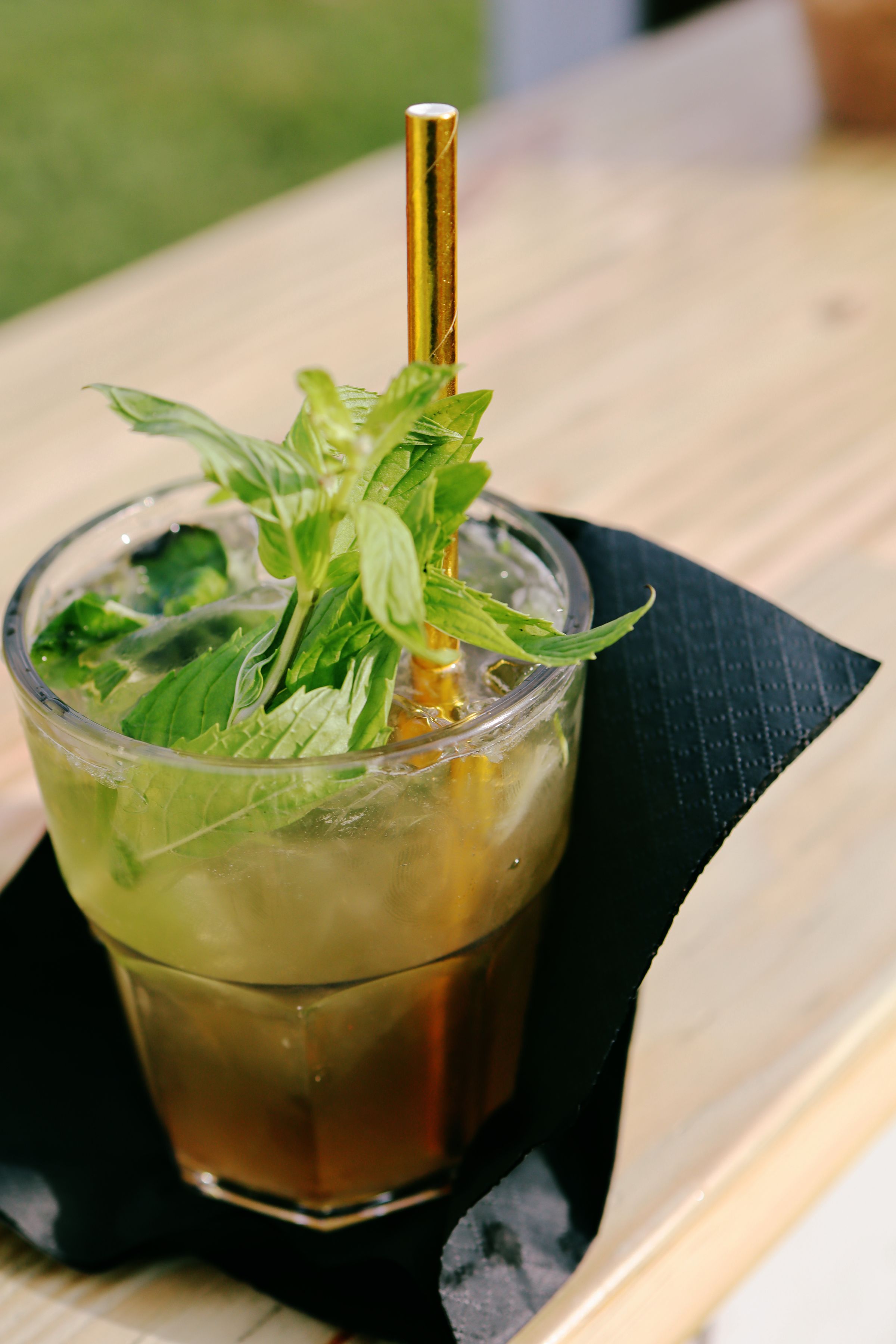 cocktail classique mojito préparé avec soin par mixologue expérimenté à Montréal – Le Free Spirite, service de bar mobile