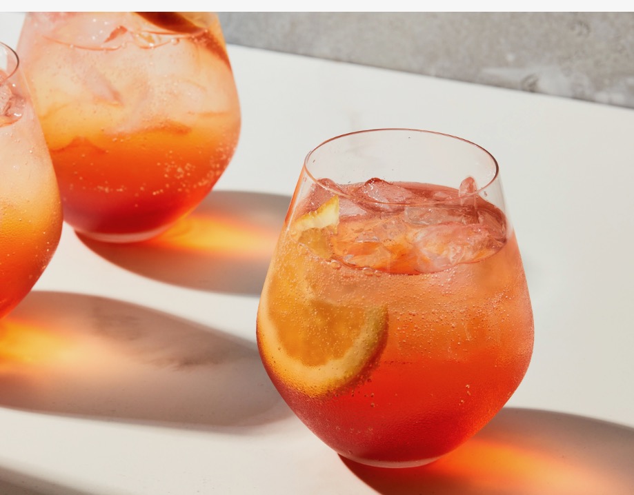 cocktail classique apérol spritz préparé avec soin par mixologue expérimenté à Montréal – Le Free Spirite, service de bar mobile