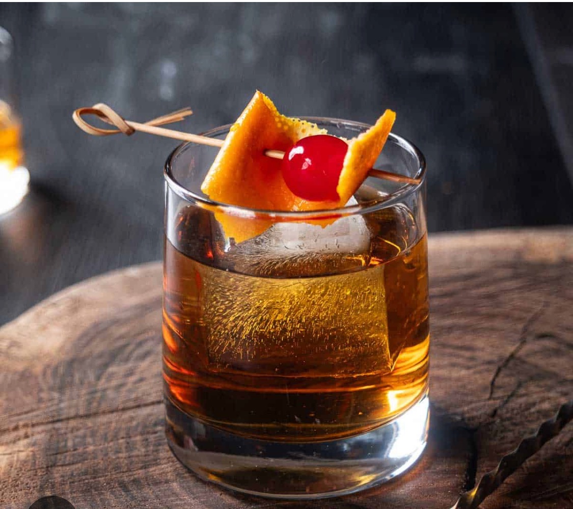 cocktail classique old fashioned préparé avec soin par mixologue expérimenté à Montréal – Le Free Spirite, service de bar mobile