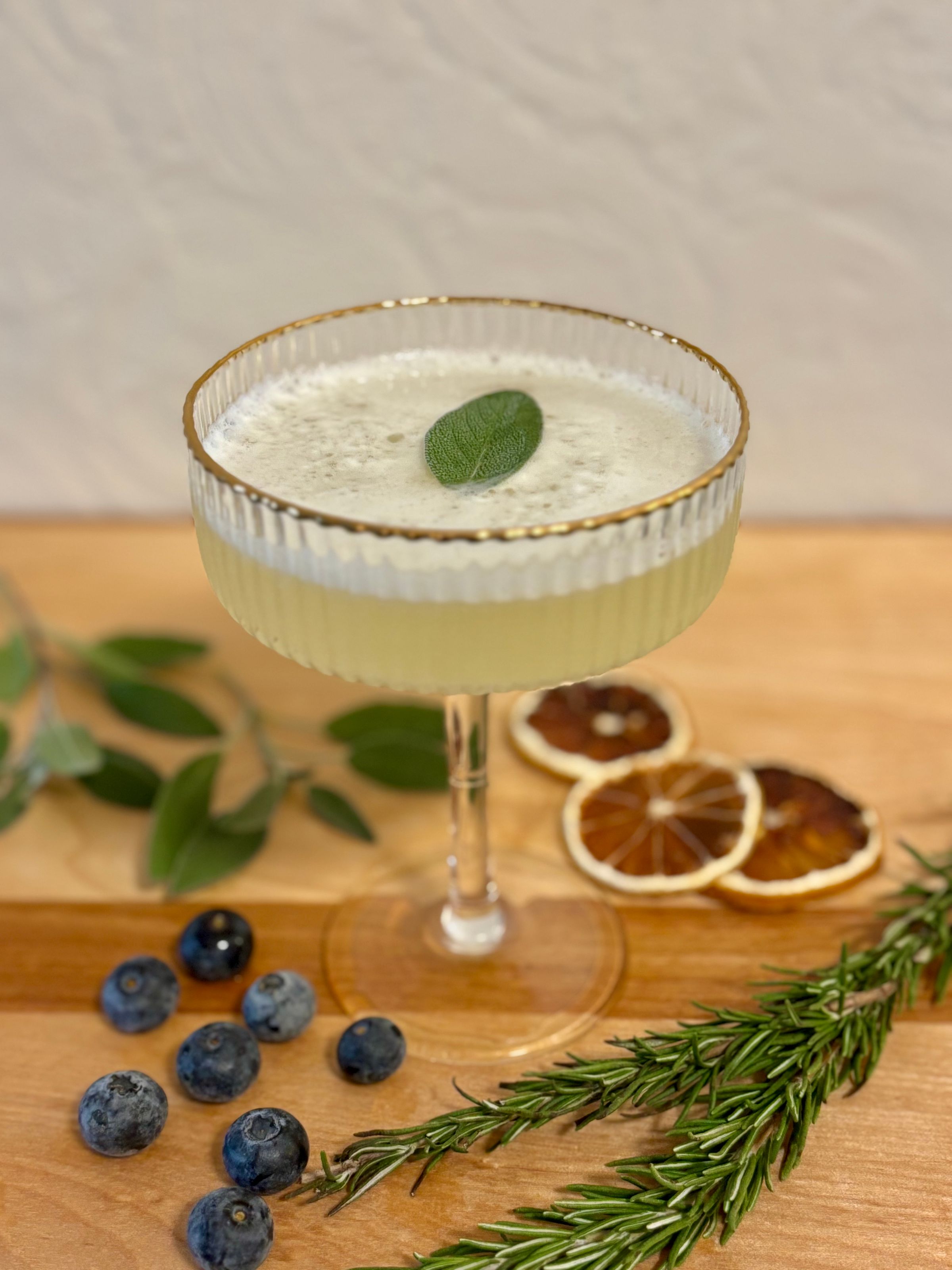 Mixologue professionnel créant un cocktail sur mesure – Service de bar mobile à Montréal