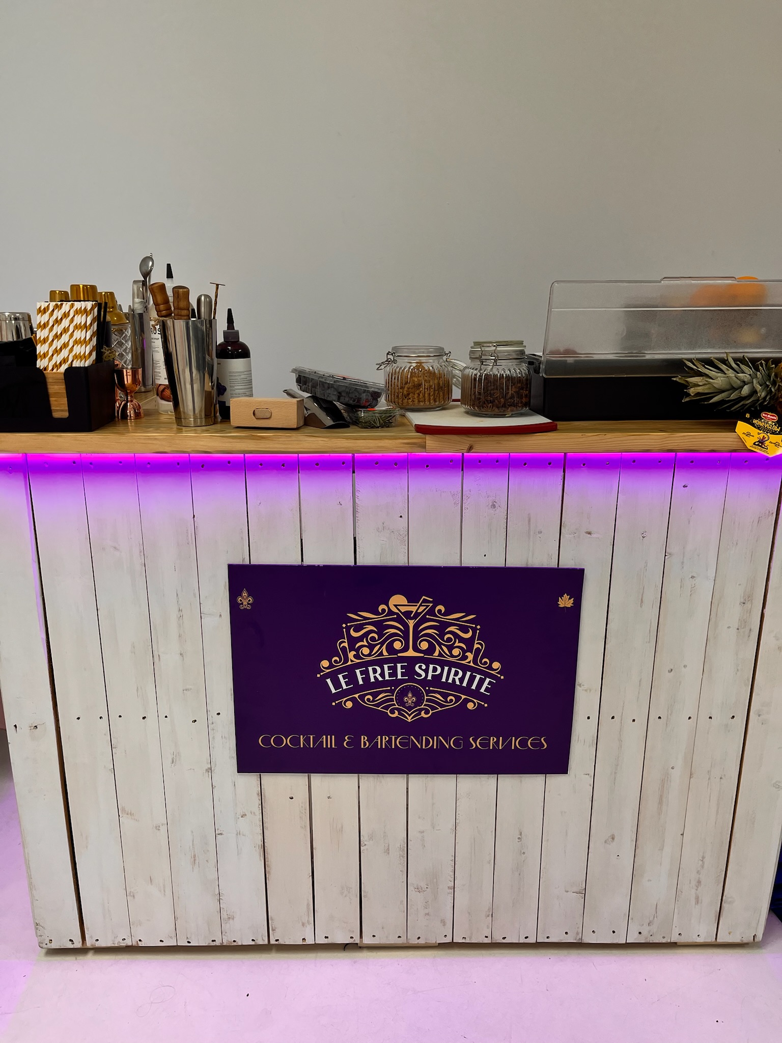 Bar mobile élégant pour événements corporatifs et privés à Montréal – Le Free Spirite, service de bar mobile