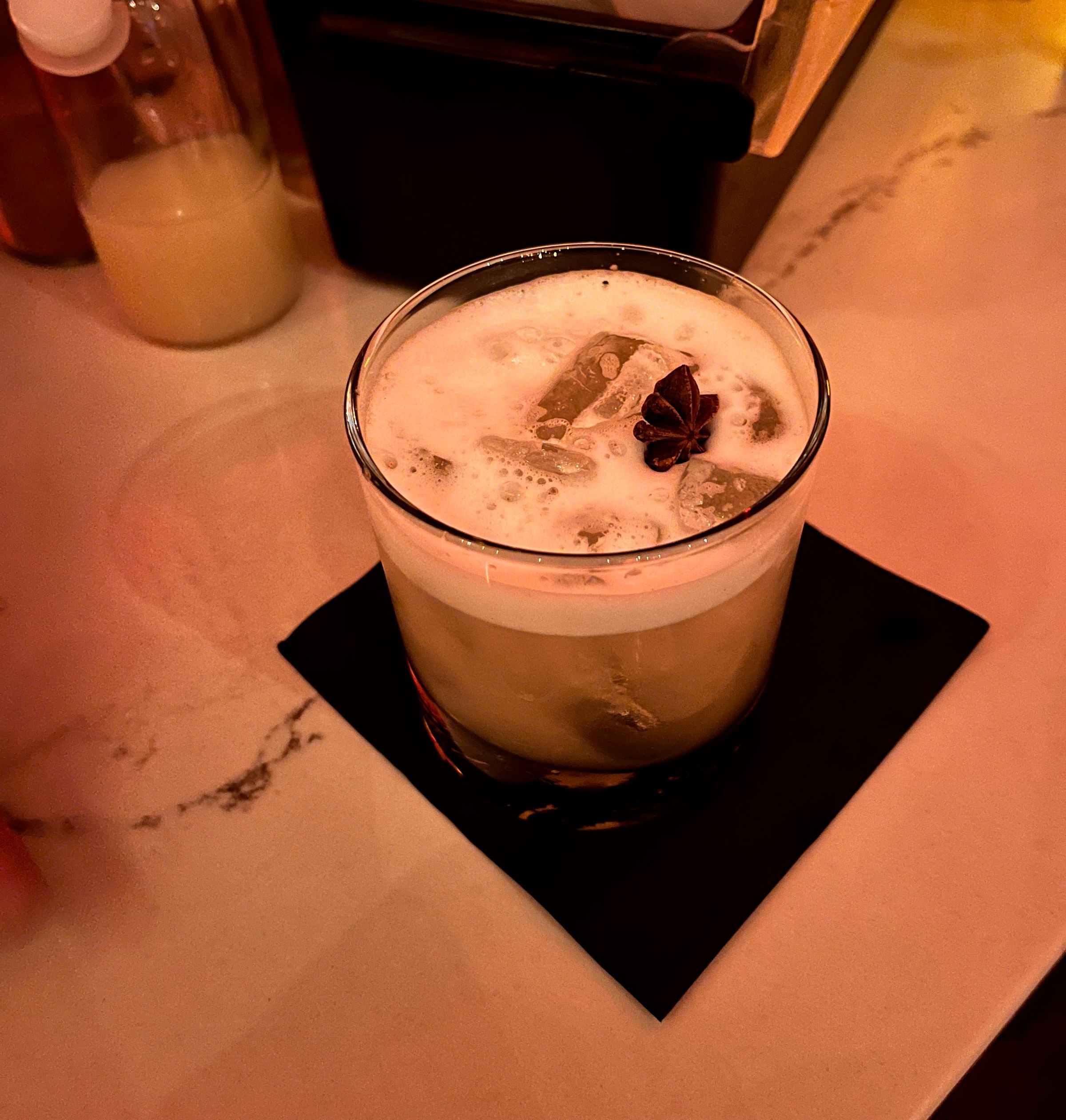 cocktail classique amaretto sour préparé avec soin par mixologue expérimenté à Montréal – Le Free Spirite, service de bar mobile