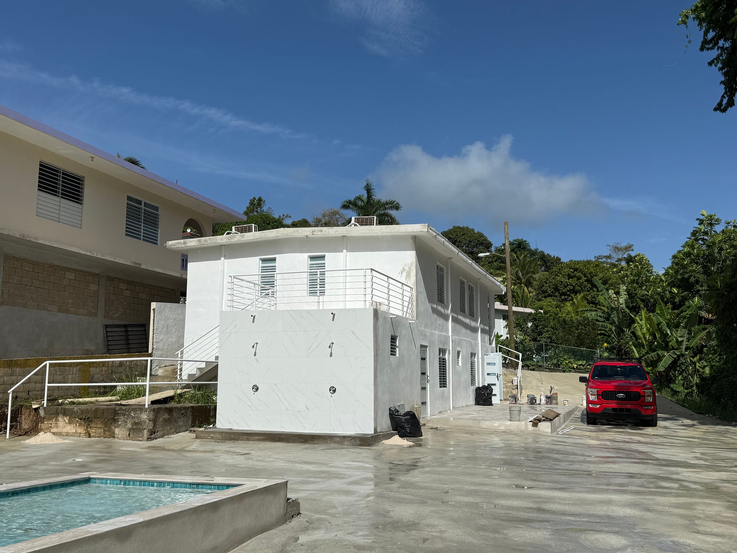 Remodelación exterior de vivienda en Puerto Rico.