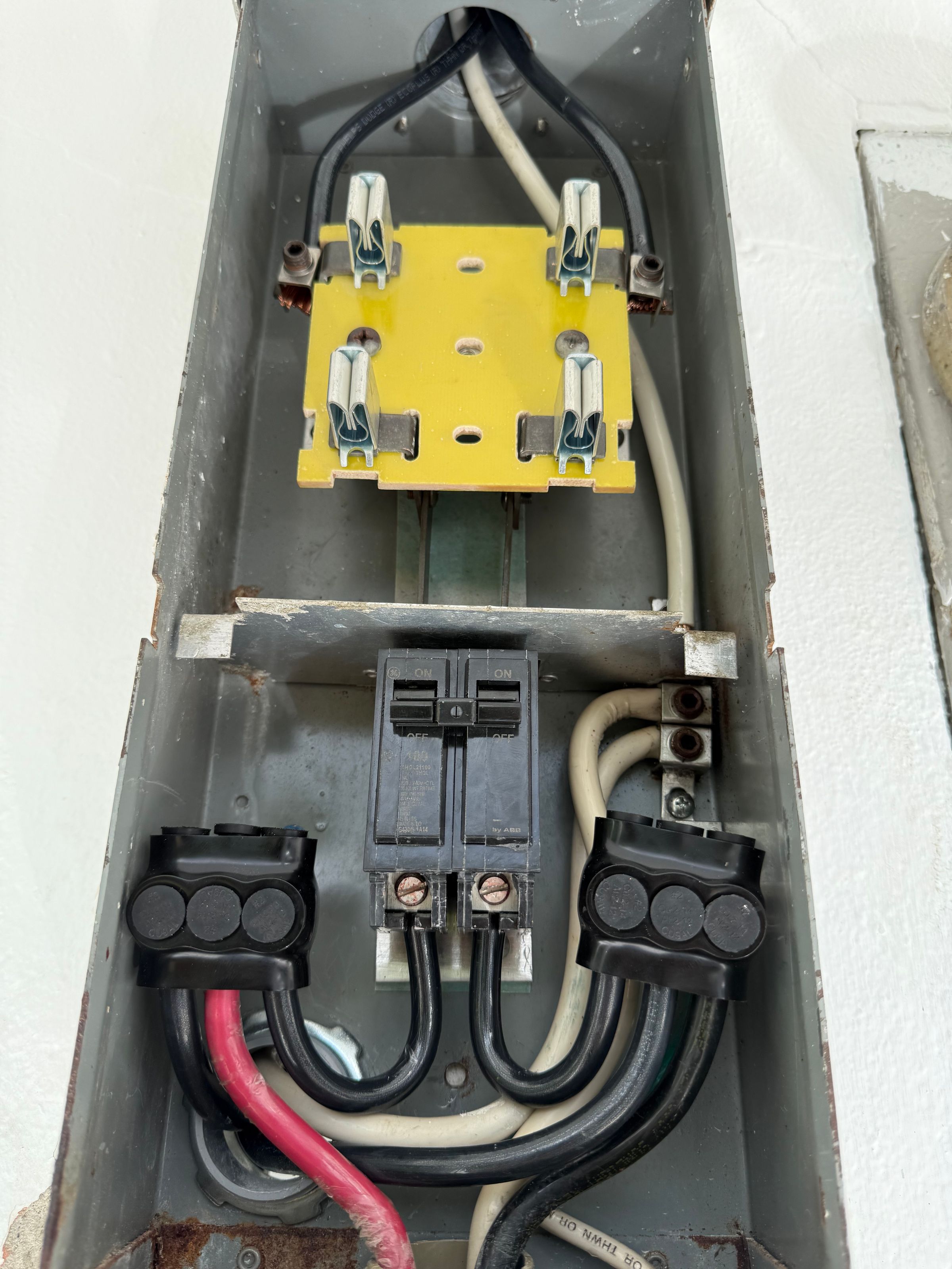 Reparaciones eléctricas profesionales y seguras.
