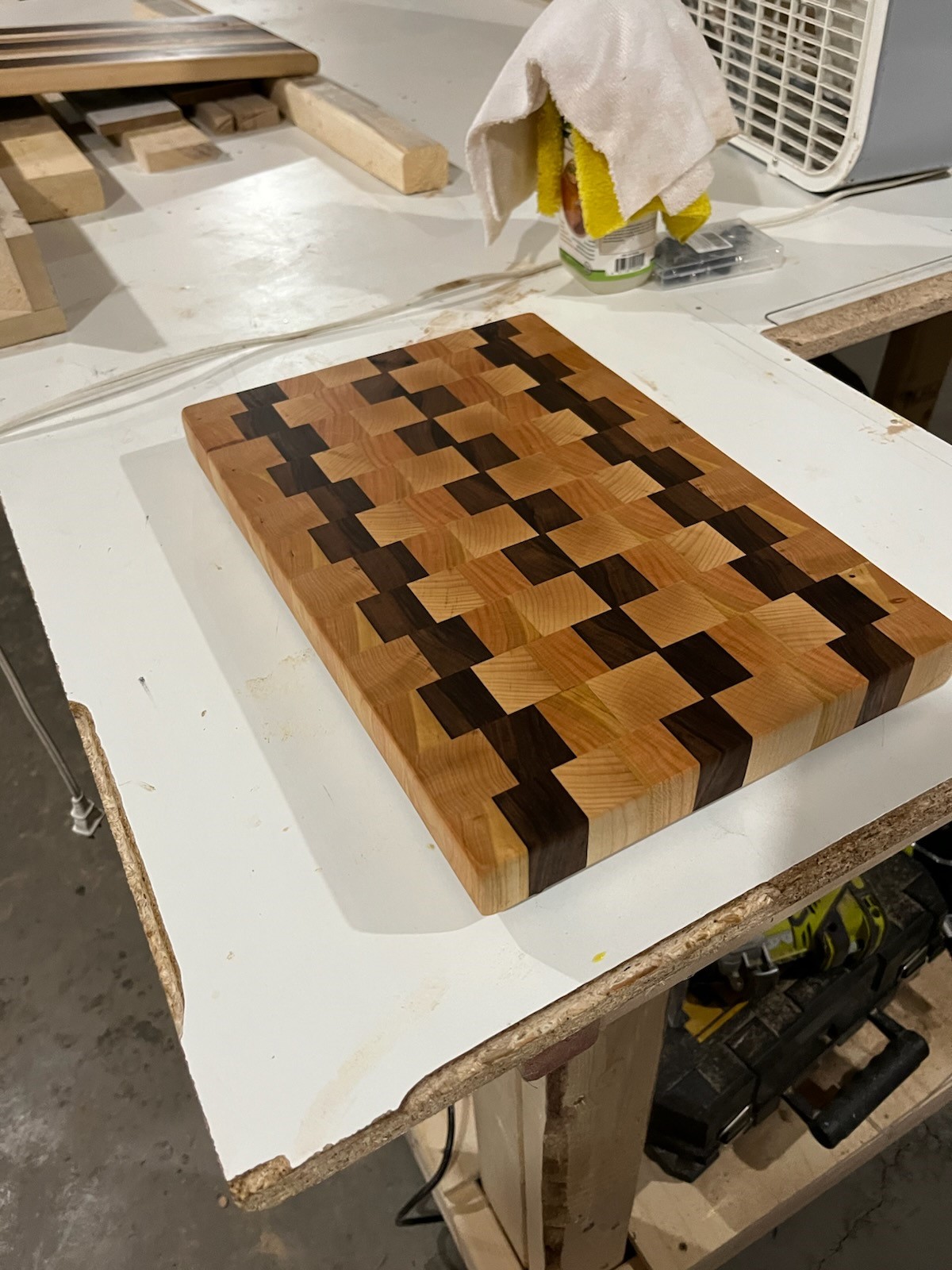 End grain pattern cutting board